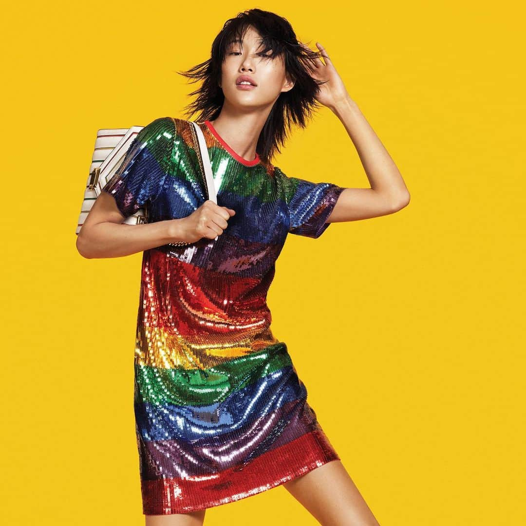 マイケルコースさんのインスタグラム写真 - (マイケルコースInstagram)「Color outside the lines. #MichaelKors  Our #MKGO Rainbow capsule is inspired by Pride. For every #Pride T-shirt sold in the U.S., Michael Kors will donate 100% of profits to @GodsLoveNYC, a longstanding pillar of the LGBTQ+ community.」6月7日 23時52分 - michaelkors