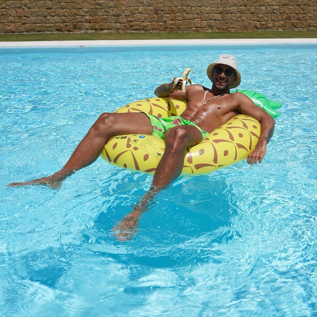 カリム・ベララビのインスタグラム：「relax amigo. 🍌🍍😁」