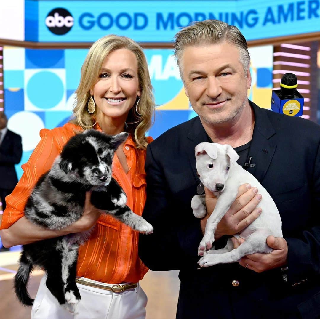 Good Morning Americaさんのインスタグラム写真 - (Good Morning AmericaInstagram)「@alecbaldwininsta and puppies 😍 What more could you ask for?」6月7日 23時49分 - goodmorningamerica