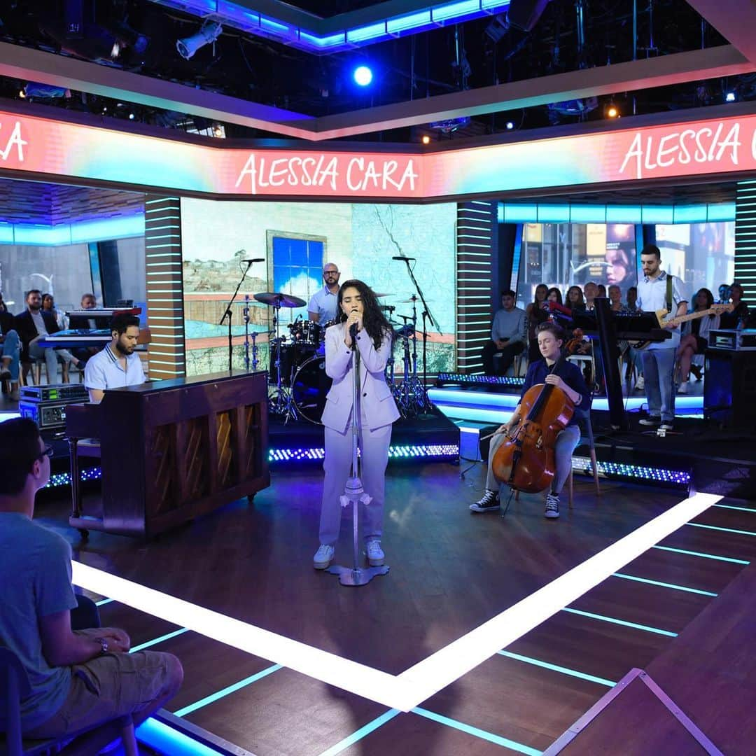 Good Morning Americaさんのインスタグラム写真 - (Good Morning AmericaInstagram)「WHAT 👏 A 👏 VOICE Thank you @alessiasmusic for performing for us in Times Square this morning! #AlessiaOnGMA」6月7日 23時51分 - goodmorningamerica