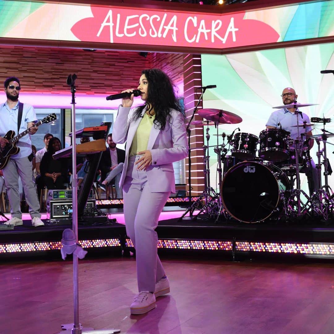 Good Morning Americaさんのインスタグラム写真 - (Good Morning AmericaInstagram)「WHAT 👏 A 👏 VOICE Thank you @alessiasmusic for performing for us in Times Square this morning! #AlessiaOnGMA」6月7日 23時51分 - goodmorningamerica