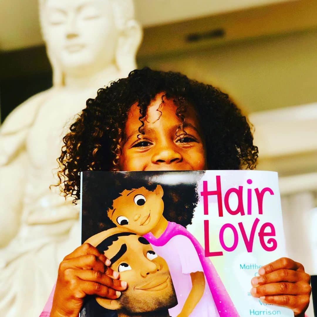 ロックモンド・ダンバーさんのインスタグラム写真 - (ロックモンド・ダンバーInstagram)「‪Look what came in the mail today!!! Super happy! @MatthewACherry Congrats bruv!!! 💪🏾❤️👍🏾 @berkeleydunbar  says, Thank you, for the Hair Love!!! ‬#gogetyourown」6月8日 5時19分 - rockmonddunbar