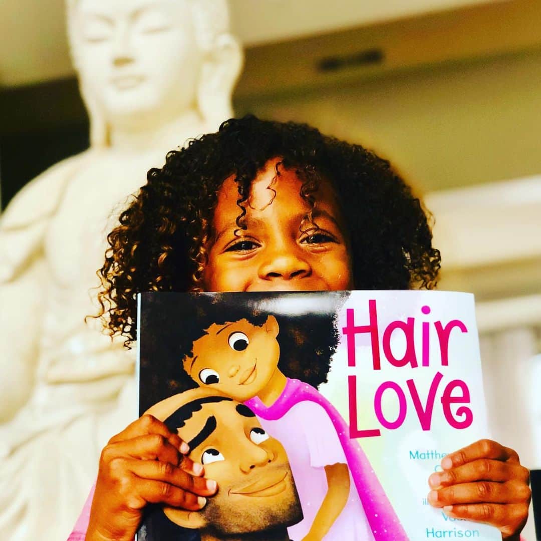 ロックモンド・ダンバーのインスタグラム：「‪Look what came in the mail today!!! Super happy! @MatthewACherry Congrats bruv!!! 💪🏾❤️👍🏾 @berkeleydunbar  says, Thank you, for the Hair Love!!! ‬#gogetyourown」