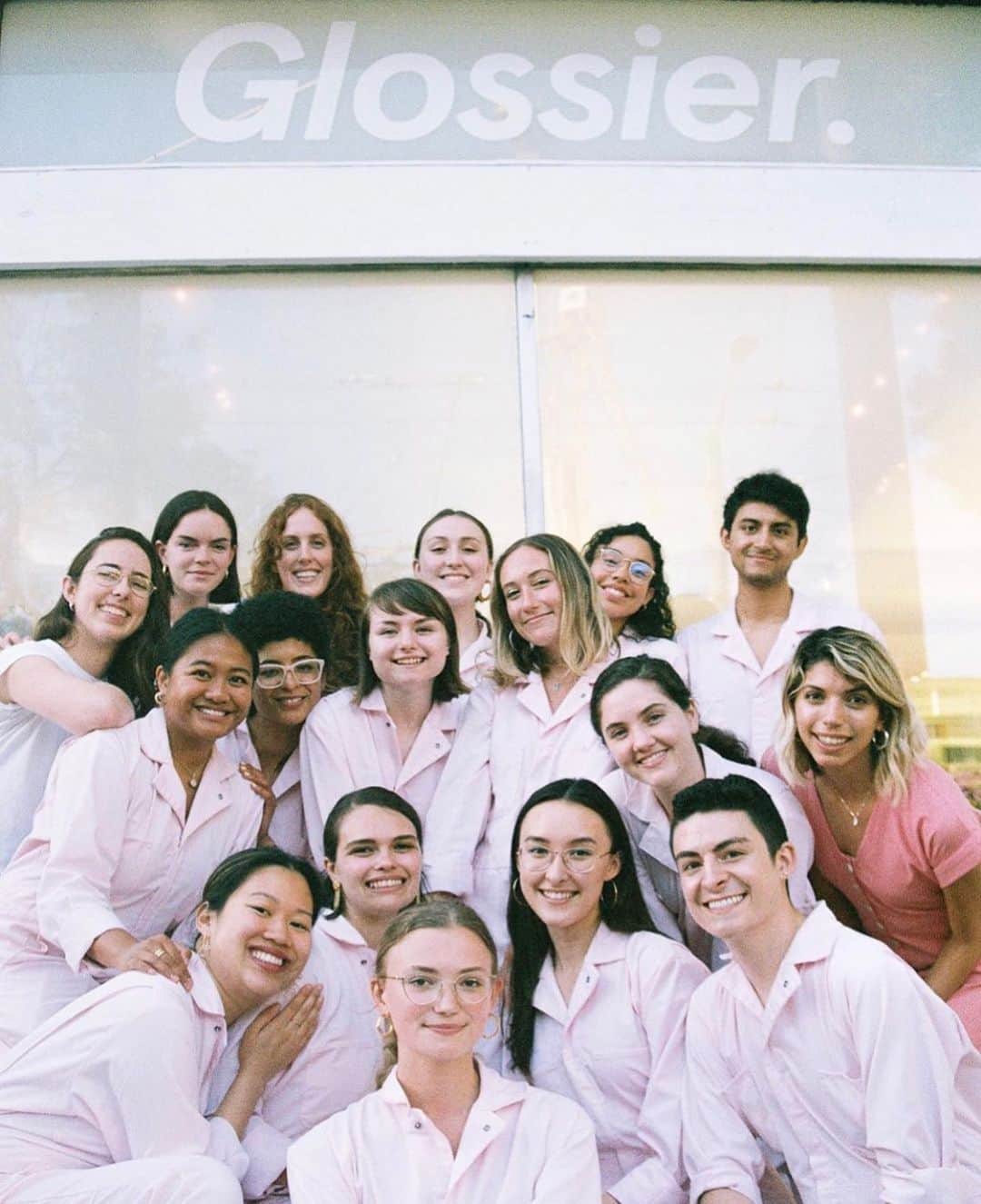 Glossierさんのインスタグラム写真 - (GlossierInstagram)「Meet the team at Glossier Seattle on our Stories today 🌳💕」6月8日 5時19分 - glossier