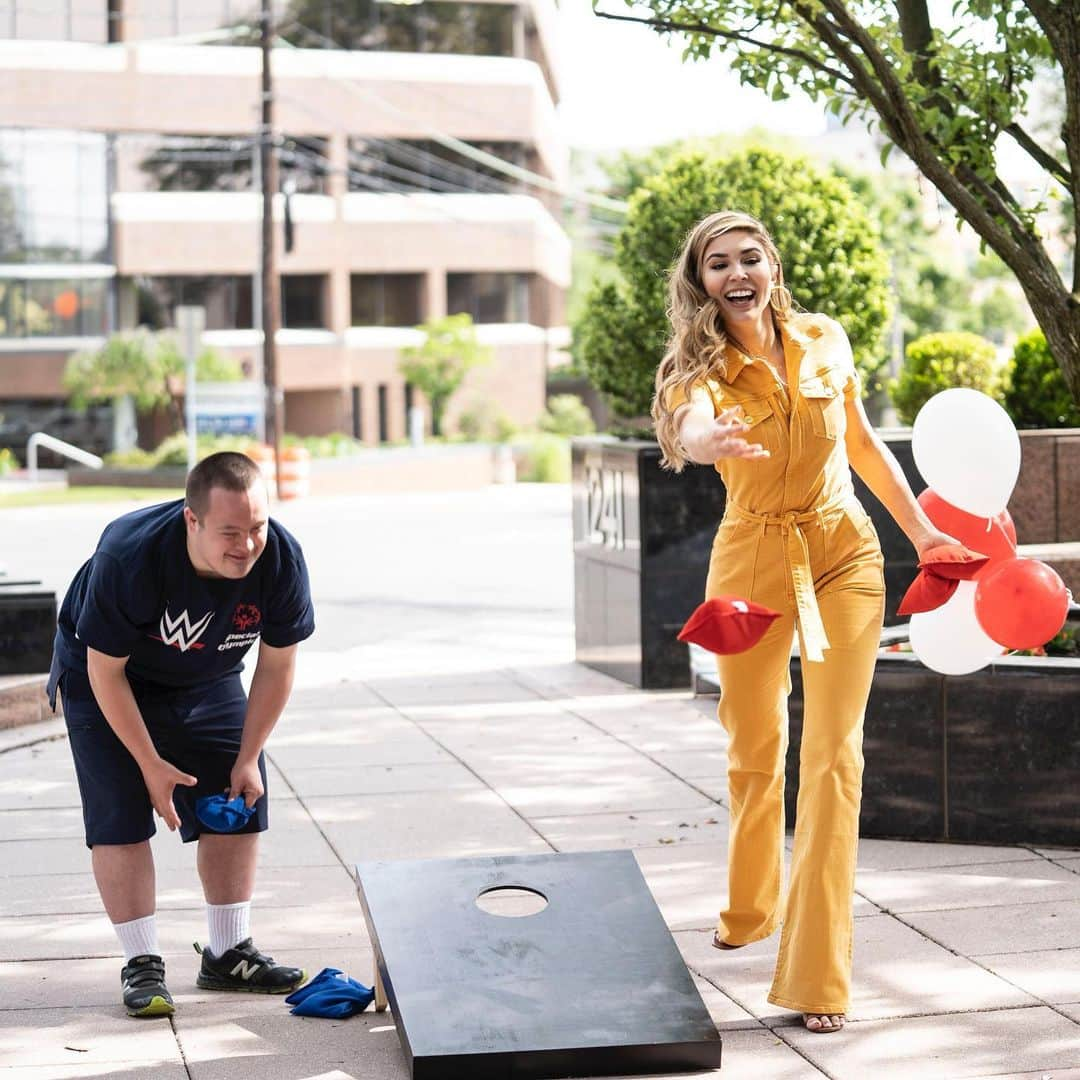 キャシー・ケリーさんのインスタグラム写真 - (キャシー・ケリーInstagram)「what a morning!! had the absolute best time celebrating the @specialolympicsct torch run outside @WWE HQ 💪🏼🎉 made new friends, scream sang some tunes, and danced while missing every. single. toss. 🙄 turns out i’m really bad at cornhole, but really good at april o’neil cosplay #SOCTSummerGames @specialolympics」6月8日 5時21分 - cathykelley