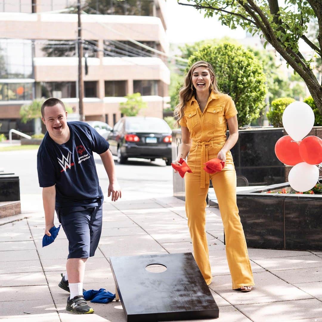 キャシー・ケリーのインスタグラム：「what a morning!! had the absolute best time celebrating the @specialolympicsct torch run outside @WWE HQ 💪🏼🎉 made new friends, scream sang some tunes, and danced while missing every. single. toss. 🙄 turns out i’m really bad at cornhole, but really good at april o’neil cosplay #SOCTSummerGames @specialolympics」