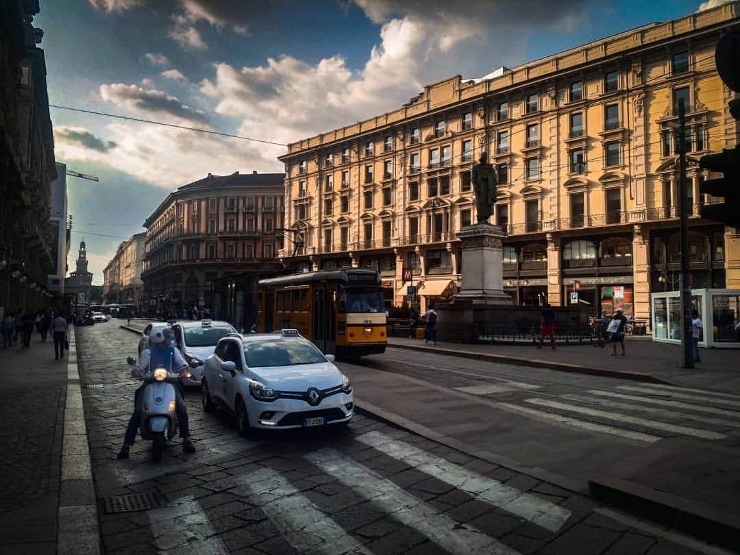 パヴェル・ドローストのインスタグラム：「La vita Milanese...🛵🚶🏼‍♂️🇮🇹 #italy #milan #mammamia #ciaobella #italia #милан #италия #lavitaebella」