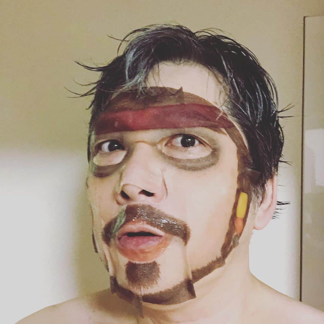 三上市朗のインスタグラム：「「キネマと恋人」いよいよ明日、幕が上がります。そのためにジャック・スパロウなフェイスパックして寝るとします！ #キネマと恋人」