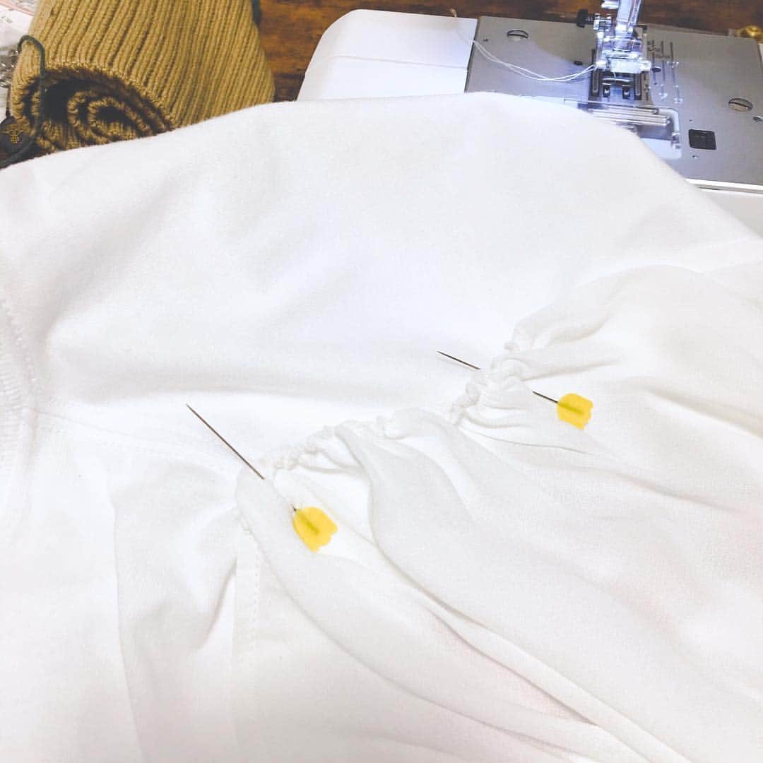 のん（能年玲奈）さんのインスタグラム写真 - (のん（能年玲奈）Instagram)「ベビーフェイスイエローなマチ針を使って、製作中。そろそろ寝よう。 #ベビーフェイス #Tシャツ #👶」6月7日 23時56分 - non_kamo_ne