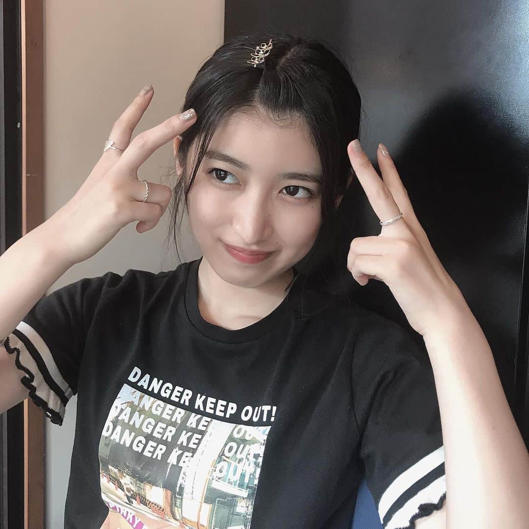 吉田華恋のインスタグラム：「カメラ向けられたら向けられたで焦って変なポーズしちゃうヤツです…  目の前にあるスプーンもったりしちゃったりね🤗笑」