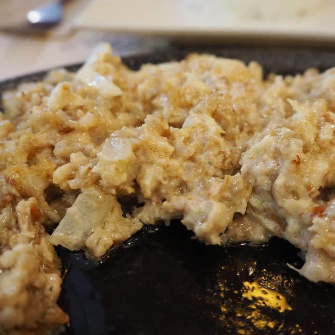 橋本聖子さんのインスタグラム写真 - (橋本聖子Instagram)「フィリピン料理🇵🇭って皆さん食べたことありますか？ . タイ料理とかは有名だけど、#フィリピン料理 もとっても美味しいんですよ〜😋🍽 . 2枚目から 〝シニガンスープ Sinigang〟 酸っぱいスープで私は、一番好き😻 〝カレカレKare-kare〟 カレーのような見た目だけど、薄味なので調味料で味をつけます！ 〝シシグSisig〟 豚の炒め物って感じかな？🐷 そして、デザートの〝プト〟蒸しパンのような感じ！〝ビコ〟は、もち米とココナッツミルクを混ぜたデザートです💜 デザートは、叔母さんの手作りです🍭 . 是非、食べてみてほしいなぁ🤲✨✨ ※あ、ほとんど食べかけの写真でごめんなさい。笑 . #フィリピン #食べ物 #海外 #おすすめ」6月7日 23時59分 - _seikohashimoto