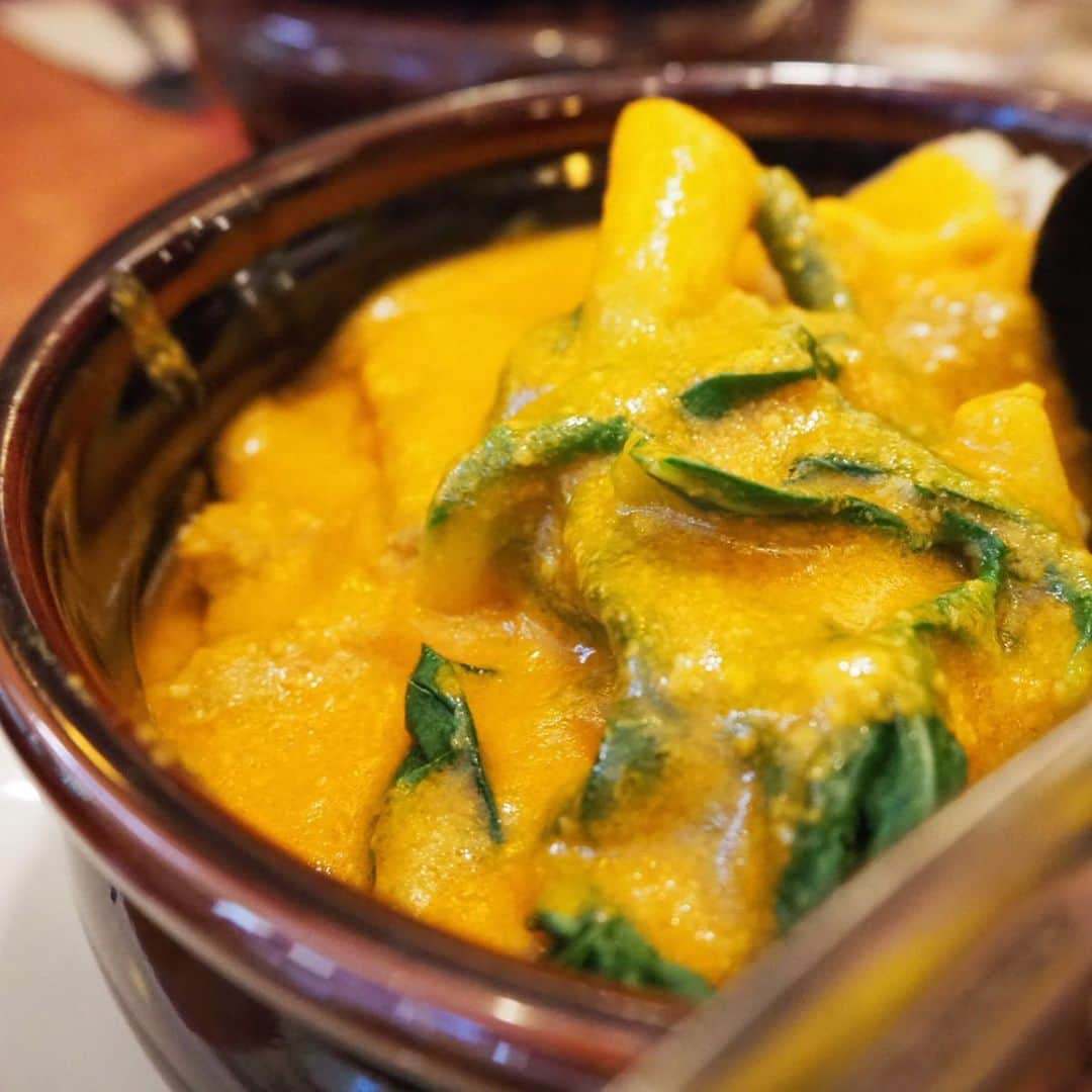 橋本聖子さんのインスタグラム写真 - (橋本聖子Instagram)「フィリピン料理🇵🇭って皆さん食べたことありますか？ . タイ料理とかは有名だけど、#フィリピン料理 もとっても美味しいんですよ〜😋🍽 . 2枚目から 〝シニガンスープ Sinigang〟 酸っぱいスープで私は、一番好き😻 〝カレカレKare-kare〟 カレーのような見た目だけど、薄味なので調味料で味をつけます！ 〝シシグSisig〟 豚の炒め物って感じかな？🐷 そして、デザートの〝プト〟蒸しパンのような感じ！〝ビコ〟は、もち米とココナッツミルクを混ぜたデザートです💜 デザートは、叔母さんの手作りです🍭 . 是非、食べてみてほしいなぁ🤲✨✨ ※あ、ほとんど食べかけの写真でごめんなさい。笑 . #フィリピン #食べ物 #海外 #おすすめ」6月7日 23時59分 - _seikohashimoto