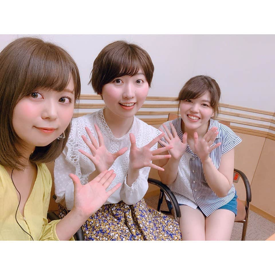 井口裕香さんのインスタグラム写真 - (井口裕香Instagram)「2019年6月7日(金) 「RADIO Uno Zero」10回目！ 野球中継延長のため、地上波は10時10分からの生放送でした！ 今回のテーマは「教えて！片手袋の世界！」🧤！ 世界にたった一人！片手袋研究家の石井公二さんをお迎えしてお届けしました〜！ 道端に落ちている片手袋の奥深さ…そこには、実はあらゆる事柄の末端が詰まっている…😳！？ 石井さん、とても面白いお話をありがとうございました🤣 . 東京声優アカデミーチャレンジ６月の担当は、声優養成科２年の組野優羽さんと、田部祐理香さんです👭✨ 今回は、２人のリフレッシュ方法を教えてもらいましたよ〜🌱 . . さて💁🏻‍♀️ 次回のウノゼーロは、、、 まだ、決まっていません😂😂😂！！！ 決まり次第 公式Twitterでお知らせ致しますので、ご、ご期待ください！ 来週もどうぞ、よろしくお願い致します🥳 メールは uno@joqr.net まで ✩°｡ #UnoZero #joqr #文化放送 #東京声優アカデミー #東京ホテイソン #東京ホテイソンたける くん #東京ホテイソンショーゴ くん #radio #radiko  #periscope #ペリスコープ #片手袋研究家 #石井公二 さん」6月8日 0時10分 - ooo31_iguchiyuka_31ooo