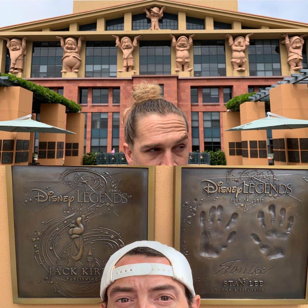 ケヴィン・スミスのインスタグラム：「The day @jaymewes and I saw Goose from @captainmarvelofficial, we were on the @disneystudios lot. So before we left, we visited some of our other @disney heroes, including the icon himself, @therealstanlee (beside another @marvel (and @dccomics) icon: @jackkirbyart! The plaza is full of plaques honoring all the Disney legends - folks who informed and shaped my childhood, filling it with fun. You can’t help but get emotional in the courtyard, even if it makes you feel a little Dopey (and you’re not allowed to feel Dopey at all when you’re there; we asked and Disney security said “Let it go.” #KevinSmith #jasonmewes #disney #stanlee #jackkirby #dopey #marvel #marvelcomics」
