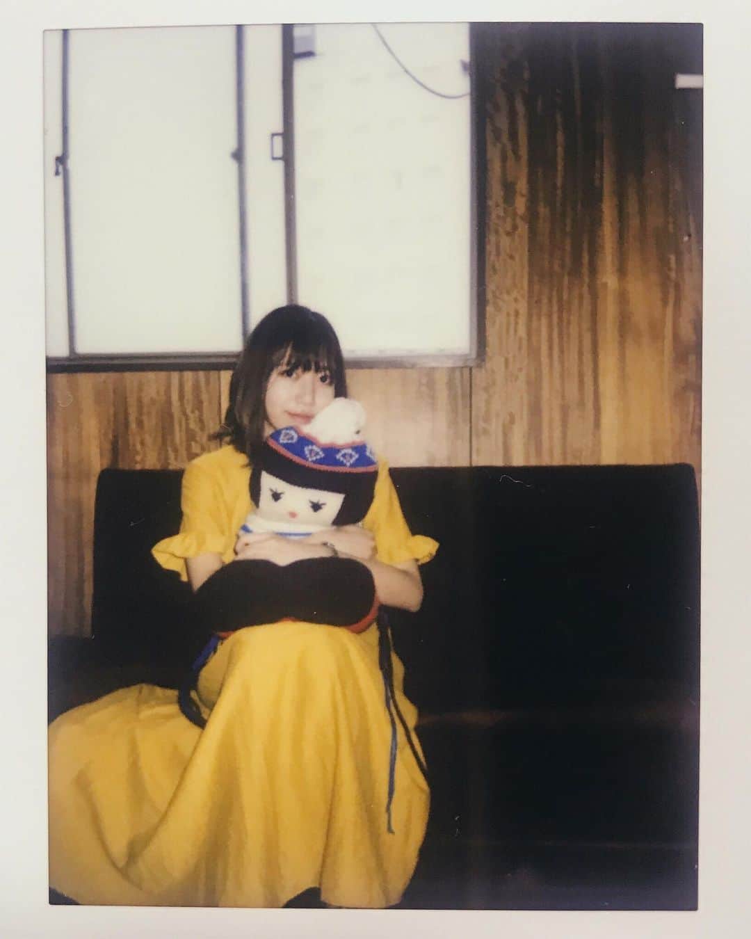 のインスタグラム：「チェキにはまってる📸🏰 シャッター押したら、やり直しがきかない緊張感よき。 でも大丈夫！フィルムがあるうちは何度も撮り直せるわ！人生もよ！📚 (名言っぽく見せかけて、全然名言じゃないこと言うの得意)  さて、仙台ライブだよ〜！そのあとは札幌✈️そして東京🎤 👑6/9(日)仙台 (w/anzu、神田莉緒香) 👑6/15(土)札幌 (ツアーファイナル！) 👑7/13(土)東京ワンマン「YEAHLAND」  #仙台 #札幌 #東京 #わたしの王国TOUR #yeahland #music #singersongwriter #tokyo #辻詩音 #instaxmini #チェキ #fujifilm」