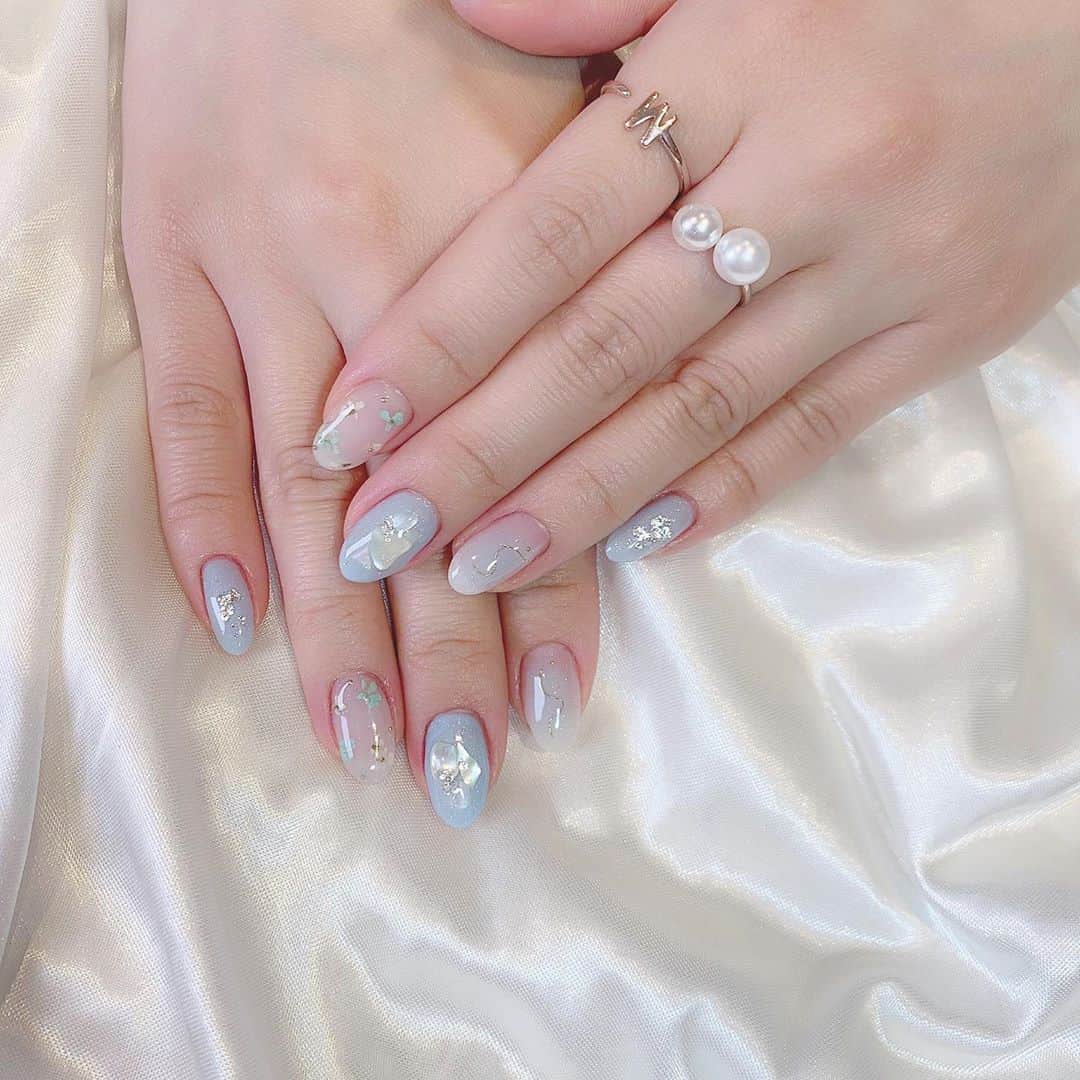 向井地美音さんのインスタグラム写真 - (向井地美音Instagram)「* 久しぶりの水色で夏っぽくなったよん🐠 指輪は @1003_j からもらった宝物。 #nails #handnail」6月8日 0時05分 - ___mion.m