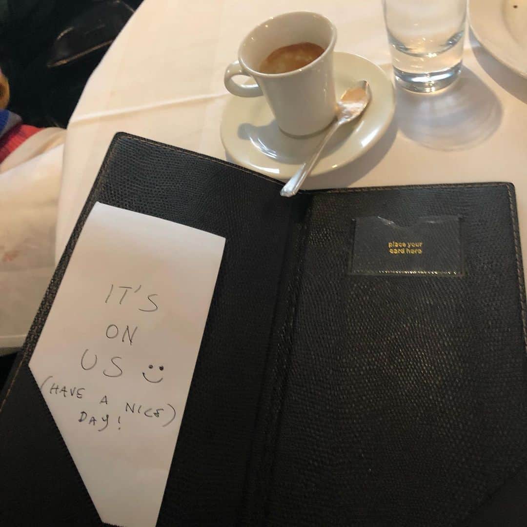ボビー・ブラウンのインスタグラム：「This guy!! Thank you so much @martinkuczmarski and @rubyhammer @sohohouse for this treat 🙏❤️#randomactsofkindness #payitforward」
