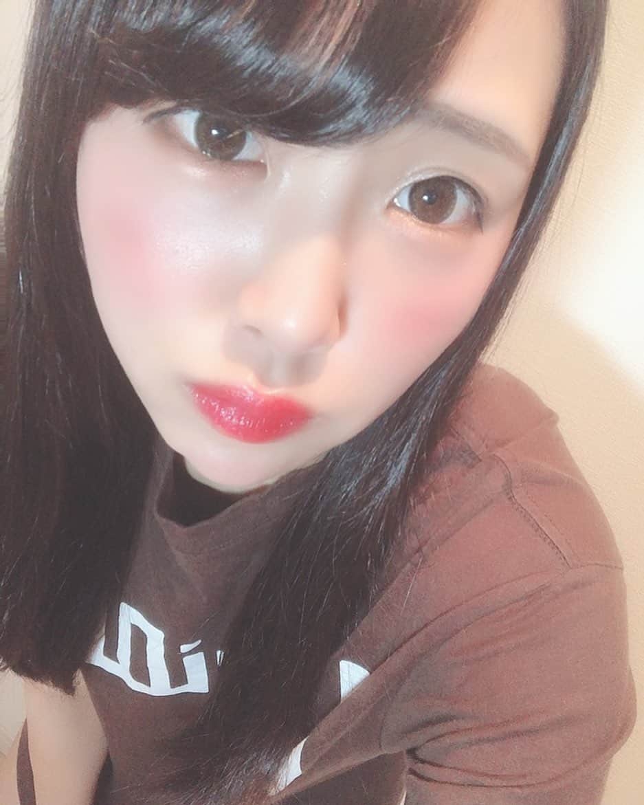 のインスタグラム：「おやくま🐻 . . 家ではルアイドTシャツ(バクステのグッズ)着てるよ〜💛茶 . . #おやすみ #goodnight #🌙 #おやくま #日々の出会いに感謝 #バクステ外神田一丁目 #いっちょめ #熊本美和 #miwakumamoto  #アイドル #idol #일본 #아이돌 #アイドルボウラー #Pリーガー #プロボウラーになりたい #instagood #followme #kawaii #makeup #beauty #黒髪 #部屋着 #茶色 #自撮り #梅雨だね #すきぴ」