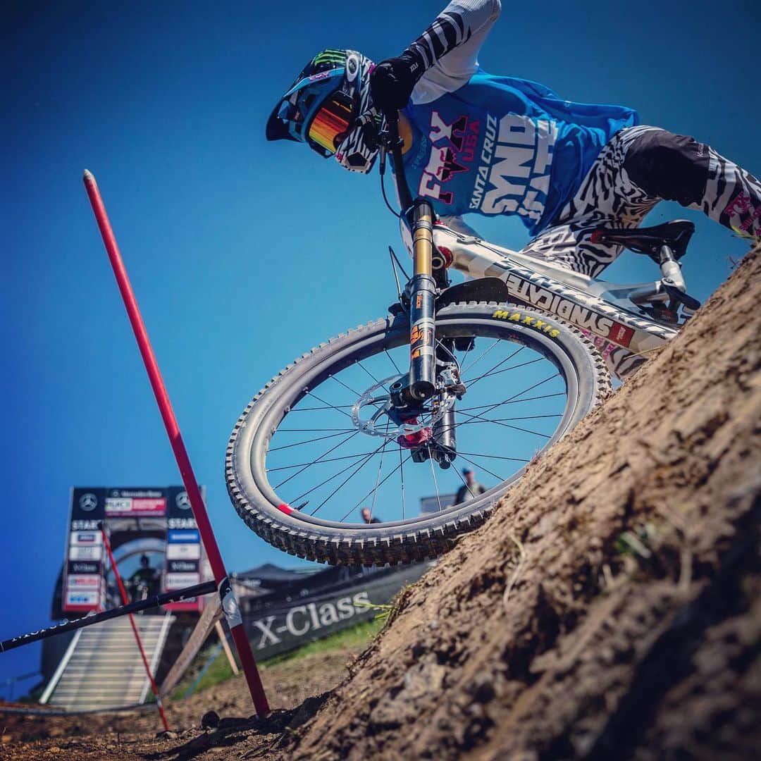 Shimanoさんのインスタグラム写真 - (ShimanoInstagram)「Another World Cup weekend ahead. Go over to ➡️ @shimanomtb and check out @lorisvergier’s downhill machine up close. 🎥 #ShimanoMTB #Downhill 📸 @michalcervenyphoto」6月8日 0時06分 - rideshimano