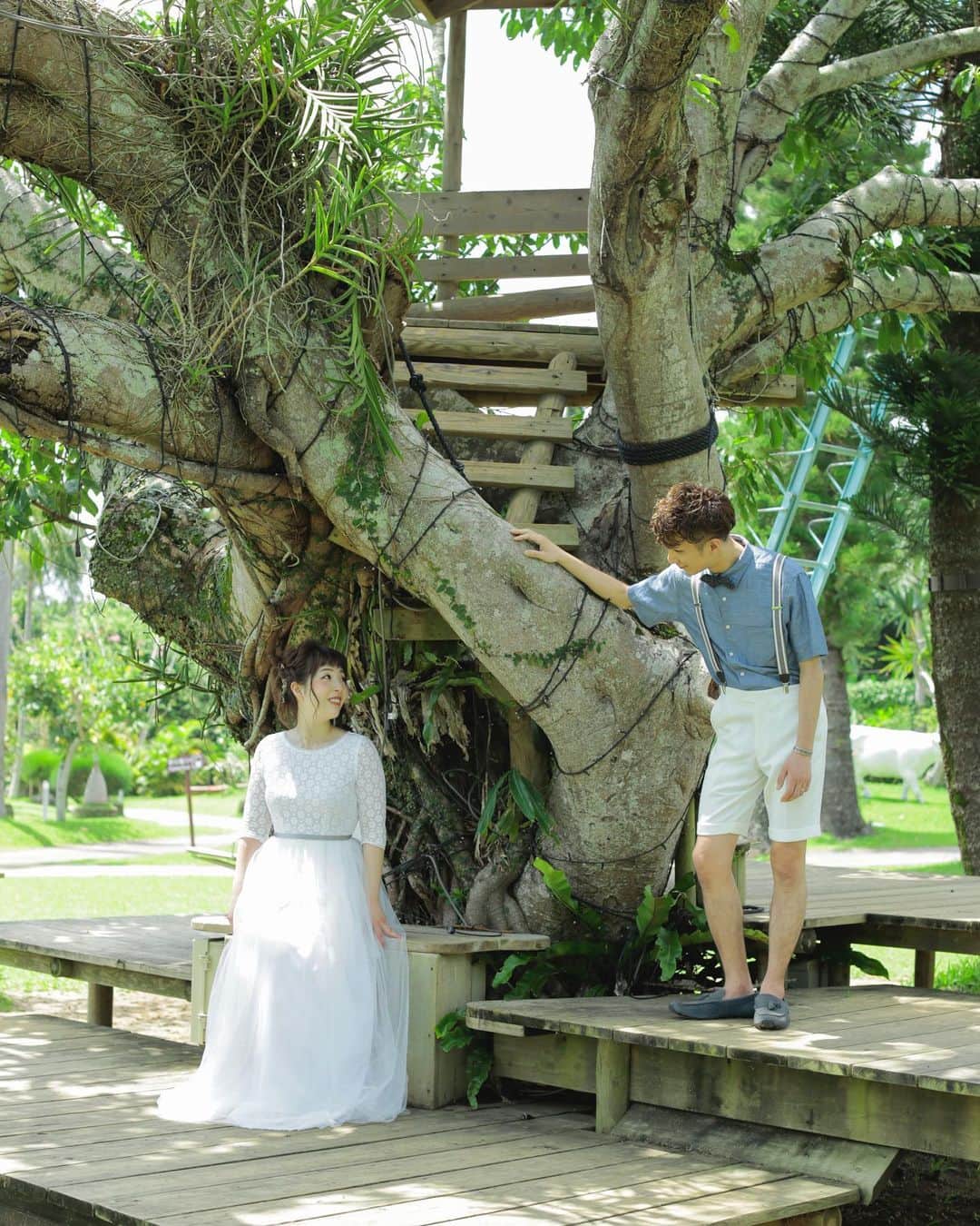 のインスタグラム：「. STUDIOSUNS × SUNSHOUSE . @decollte_weddingphoto . @decollte_weddingstyle . . : : : : 東南植物楽園 : : : hair&make: @mina_touei.hm.studiosuns : : Photographer : @shionwatanabe_studiosuns . : :  #d_weddingphoto  #STUDIOSUNS #sunshouse #スタジオサンズ  #前撮り#沖縄旅行  #ブライダルカメラマン  #ブライダルヘアメイク  #ブライダルフォト #ビーチフォト  #ウェディングフォト  #コーディネート  #ヘアサロン  #ヘアメイク  #東京カメラ倶楽部  #写真好きな人と繋がりたい  #お洒落さんと繋がりたい #日本中のプレ花嫁さんと繋がりたい  #okinawa #沖縄  #weddingphotographer #cute #ig_japan #igersjp  #cherish_photo_days #instawedding #beachwedding #weddingparty #weddingdresses #pics_jp」