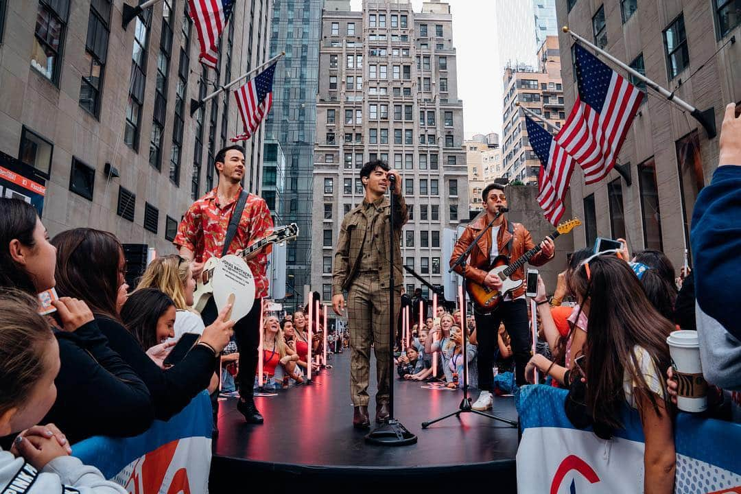 ジョー・ジョナスさんのインスタグラム写真 - (ジョー・ジョナスInstagram)「Thank you to everyone who showed up to see us bright and early this morning!! @todayshow #HappinessBegins」6月8日 0時16分 - joejonas