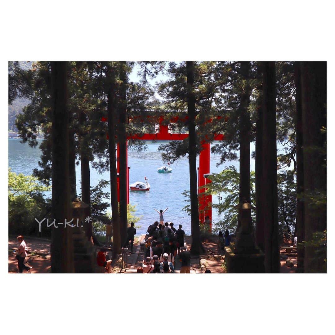 二見夕貴さんのインスタグラム写真 - (二見夕貴Instagram)「. . 梅雨を予期したかたつむり🐌. * . すてきmoss♡♡ . Touristの長蛇の列をつくる フォトスポット⛩ . . #Canon #EOSkissM . #lakeview #awesomeview #lakeashi #hakoneshrine #hakone #torii #freshgreen #moss #nature #sublime  #japan #cameragirl #絶景 #レイクビュー #芦ノ湖 #箱根神社 #箱根 #鳥居 #新緑 #苔 #自然 #カメラ女子 #カメラ部」6月8日 0時16分 - yyyuki___