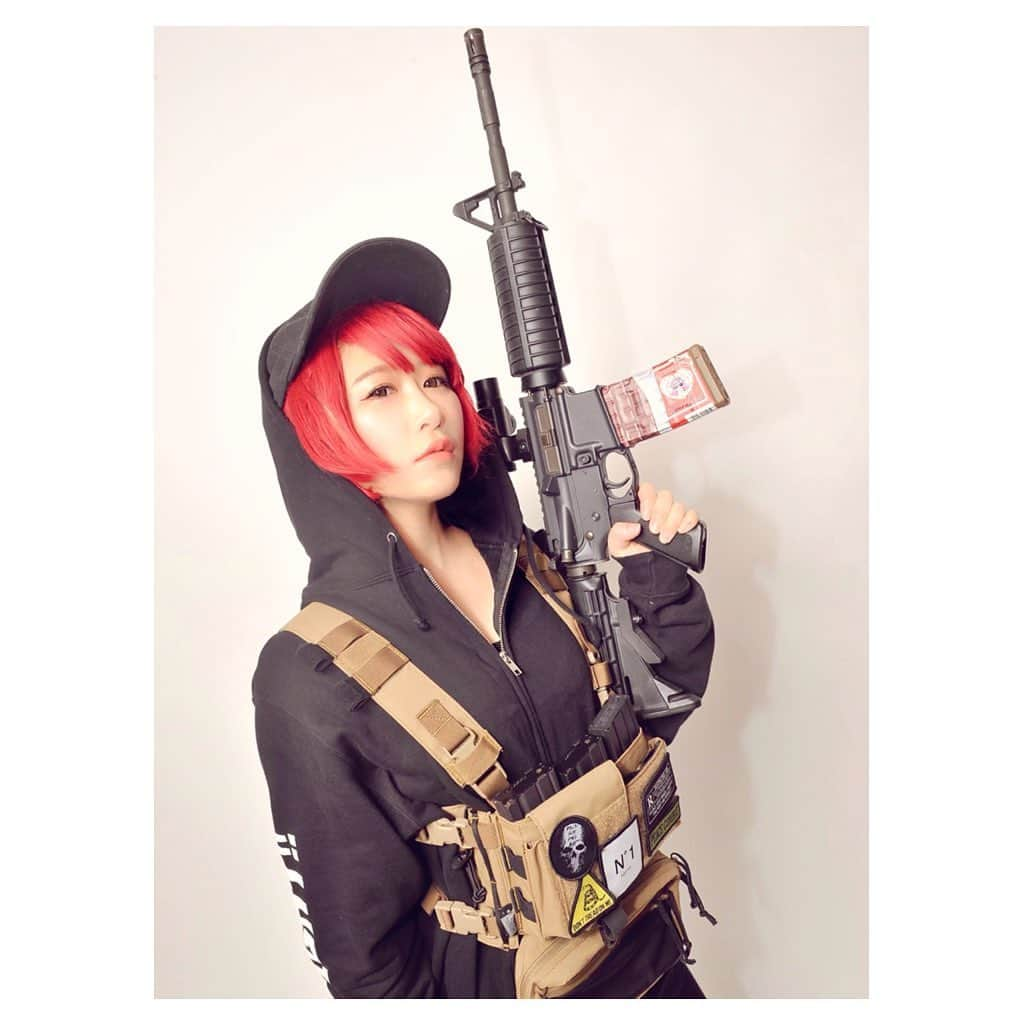 戦え‼︎ぴっちょりーなさんのインスタグラム写真 - (戦え‼︎ぴっちょりーなInstagram)「. . .今日は サバイバルゲーム雑誌 @peacecombat_magazine さんで撮影!!!!(^^)💜🌈💜💕🔫 . . @sg_fashion_snap さんとの、あるコラボ？のお仕事用の  かっこいいの撮れました!!!!!💕ありがとうございました!!!!! . . 久しぶりのウィッグ〜ああああ金髪か 真っ赤なボブカットにしたいいいい\(//∇//)\ . . プレキャリは @tac_zombiegear さんだよんんん💕 . .  今後のバイクイベントやサバゲーイベントの ゲスト出演情報どんどんアップしていくよんんん(((o(*ﾟ▽ﾟ*)o)))♡. . . 公開お楽しみにいいいいい💜🌈💕 . . 🌈マガジンシート  #GUNWRAPFILM 💋patches  #bevo 👕ma1  #AlphaIndustries 🥾Gore-Tex Boots  #Danner 🎽Plate Carrier  #TACZombieGear 🧢Cap  #AliceGear 🔫airsoftgun  #SYSTEMA #systemaptw . . 🖤🖤🖤🖤PICCIOLINA☆SCHEDULE🖤🖤🖤🖤🖤 . . . . 🛵ゲスト出演🛵 ★イベント★ 9月15(日)@福島 comingsoon . . . . . 🖤🖤🖤🖤🖤🖤🖤🖤🖤🖤🖤🖤🖤🖤🖤🖤🖤 🖤 #airsofter#airsofters#airsoftgun#airsoftguns#ぴっちょりーな #piccholina #airguns#airgun#airsofterphoto#airsofting#airsoftwar#airsoftworld#airsoftjapan#airsoftgirl#girlswithguns#airsoft#サバゲー#サバゲー女子#military」6月8日 0時22分 - picciolina.airsoftgirl