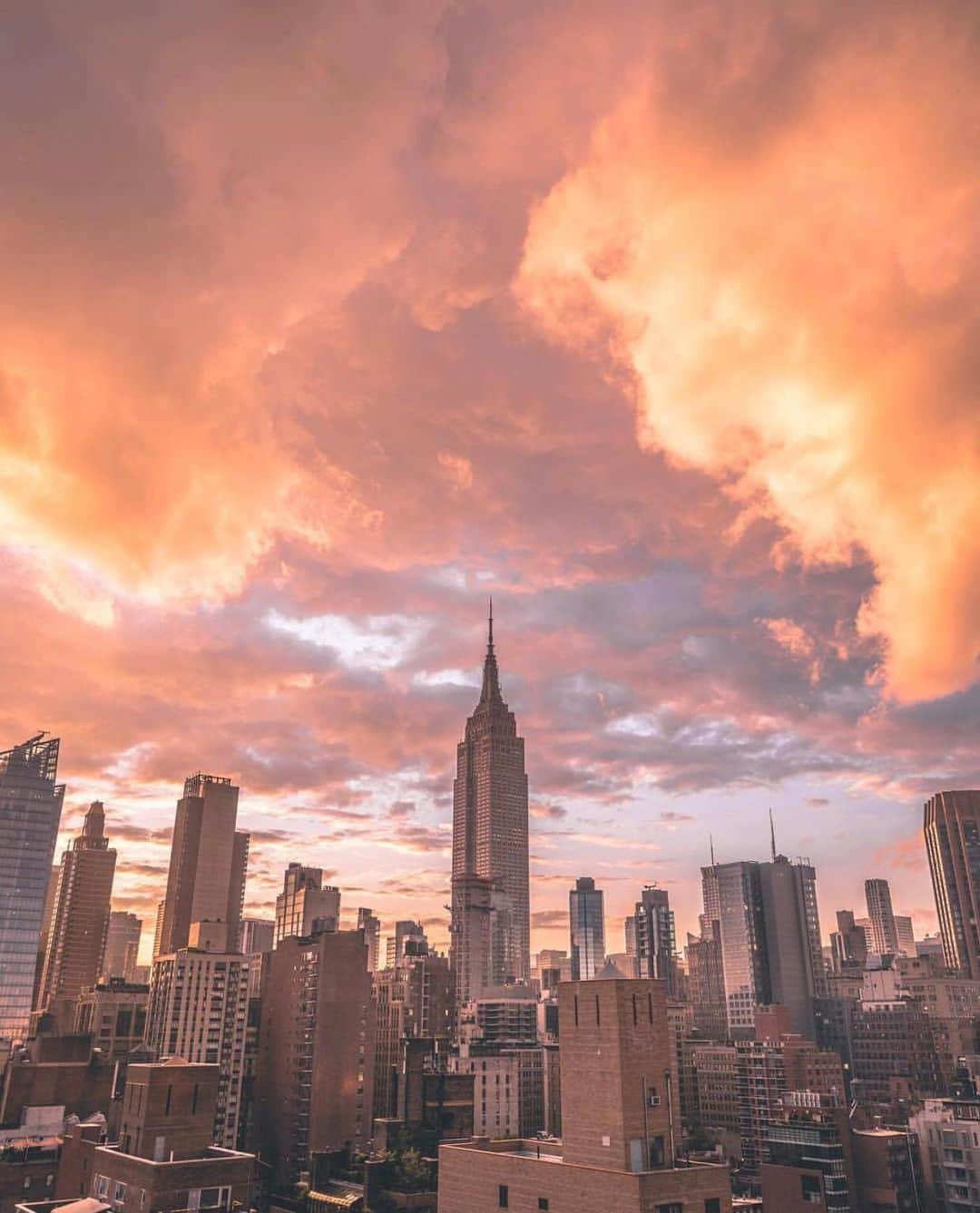 Empire State Buildingさんのインスタグラム写真 - (Empire State BuildingInstagram)「You’ll see thousands of sunrises in your lifetime—but none quite like ours. #ESBSunrise #EmpireStateBuilding 🌅 . Visit esbo.nyc/sunrise to book. 🌞 . 📸: @brianw0ng」6月8日 0時24分 - empirestatebldg