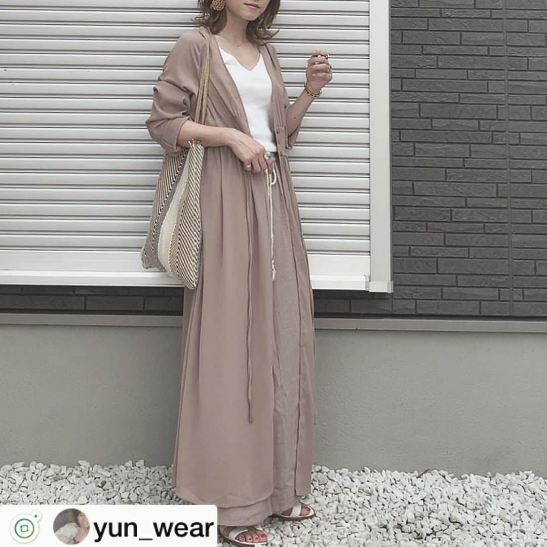 Re:EDIT OFFICIALさんのインスタグラム写真 - (Re:EDIT OFFICIALInstagram)「. @yun_wear さんが いよいよ明日再販の リエディの楊柳シフォンガウンを 素敵に着用してくださっていますので リポストさせていただきます💛 . No.131413 フロントボタン楊柳シフォンワンピース風2WAYガウンカーディガン . ＿＿＿＿＿＿＿＿＿＿＿＿＿＿＿＿＿＿ . 全身プチプラ〜♡ よく質問頂く羽織は @reedit_official ♡ 薄手だから夏も使える♡ ・ ・ ボトムはこないだのポップアップでゲット♬ ウエストゴムに紐付き、 サイドスリット入りで今から真夏まで履けます☺︎ @reedit_official ・ ・ ・  アウター➡︎ @reedit_official  #ワイドリブブラタンクトップ ➡︎ @uniqlo @uniqlo_ginza  ボトム➡︎ @reedit_official  サンダル➡︎ @titivatejp #titivate #titivateコーデ #titivatestyle  バッグ➡︎ @reedit_official  ハンドメイドイヤリング➡︎ @melo_accessory ・ ・ ・ ・ #おちびコーデ #yunco_de #おしゃれさんと繋がりたい #今日の服#今日のコーデ#ファッション#ママコーデ#ママファッション#プチプラコーデ#着回しコーデ #ootd#夏コーデ#おちびコーデ #低身長#패션#패션스타그램#옷스타그램#シンプルコーデ#ベージュコーデ#ワイドパンツ#リエディ#mamagirl #カジュアルコーデ#リゾートコーデ」6月8日 0時25分 - reedit_official