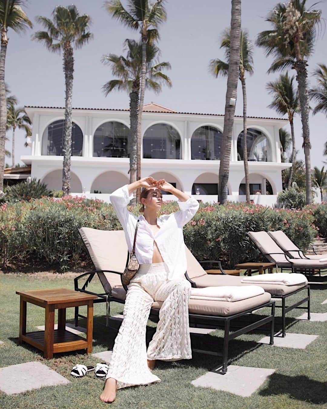 のインスタグラム：「Just uploaded my Cabo vlog! It’s super long, I know you guys love that! Did a lot of fun stuff on this trip like beach photo shoots, spa day, dinner parties, also there are 2 GRWM’s in the vlog just because ILY 🥰 link is in my bio to watch!!!」