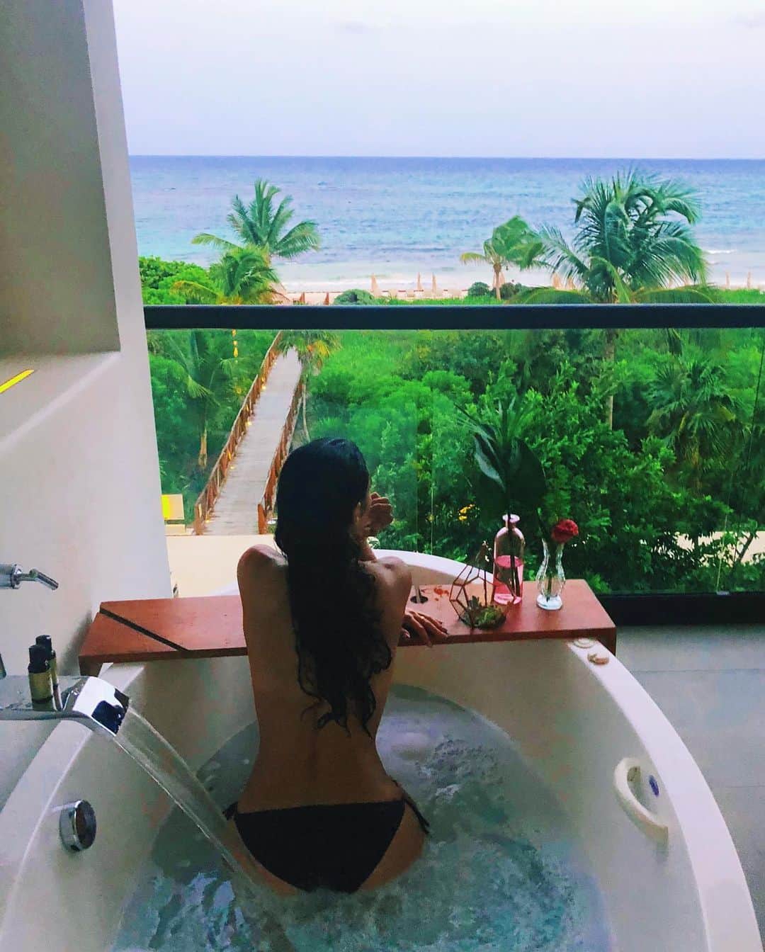 sananasのインスタグラム：「Nouvelle vidéo en ligne 🎉😆Je me maquille avec du KitKat oui oui ... la marque de chocolat 😂 Pour comprendre go sur ma chaîne 🙈 . PS : Cette photo à été prise lors de mon voyage au Mexique l’année dernière 😍」