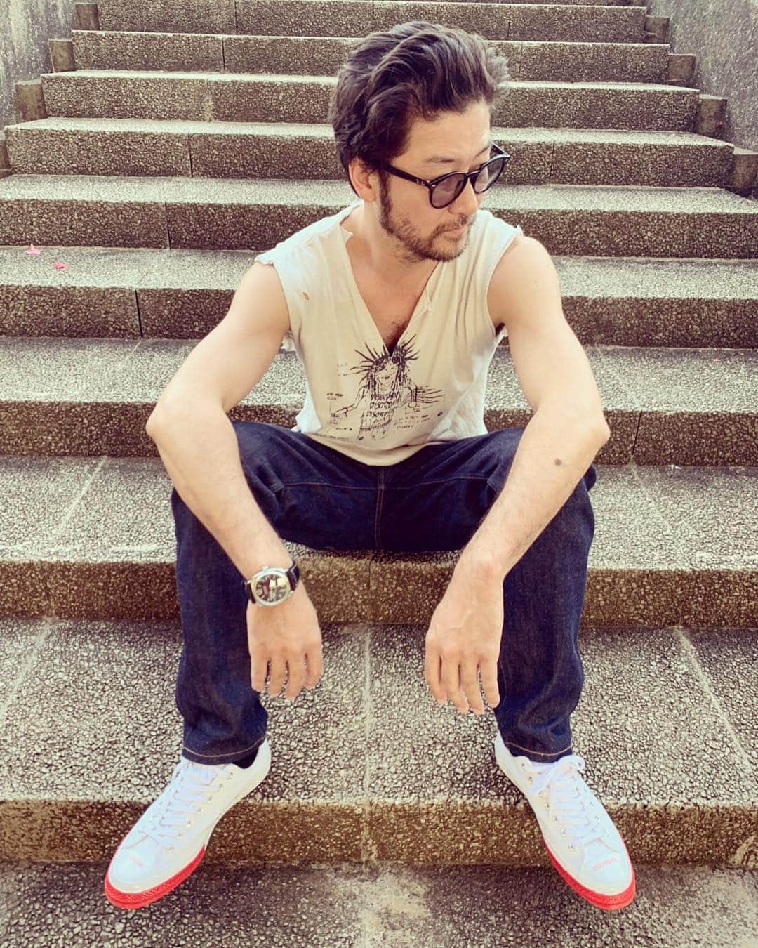 浅野忠信さんのインスタグラム写真 - (浅野忠信Instagram)「On the stairs (階段にて)」6月8日 0時36分 - tadanobu_asano