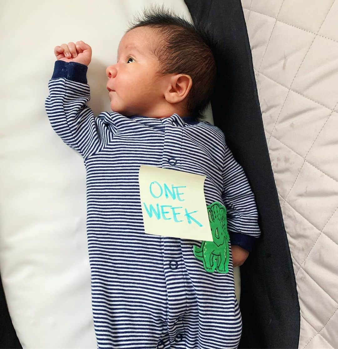 ニコール・ ポリッツィのインスタグラム：「#ThirdChildVibes 👶🏽 #fistpump👊🏽 #angelo」