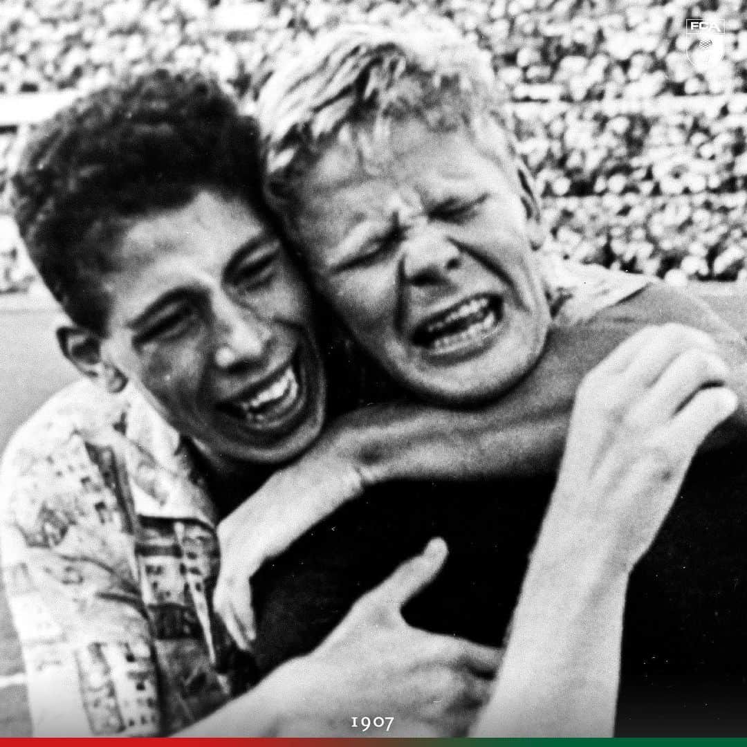 FCアウクスブルクさんのインスタグラム写真 - (FCアウクスブルクInstagram)「#FlashbackFriday: Emotionen pur bei Helmut #Haller, als die #FCA-Legende 1964 mit dem FC Bologna italienischer Meister wurde! 🏆 #heutevor55Jahren #RIP #RuheinFrieden #fca1907 #fcaugsburg」6月8日 0時31分 - fcaugsburg1907