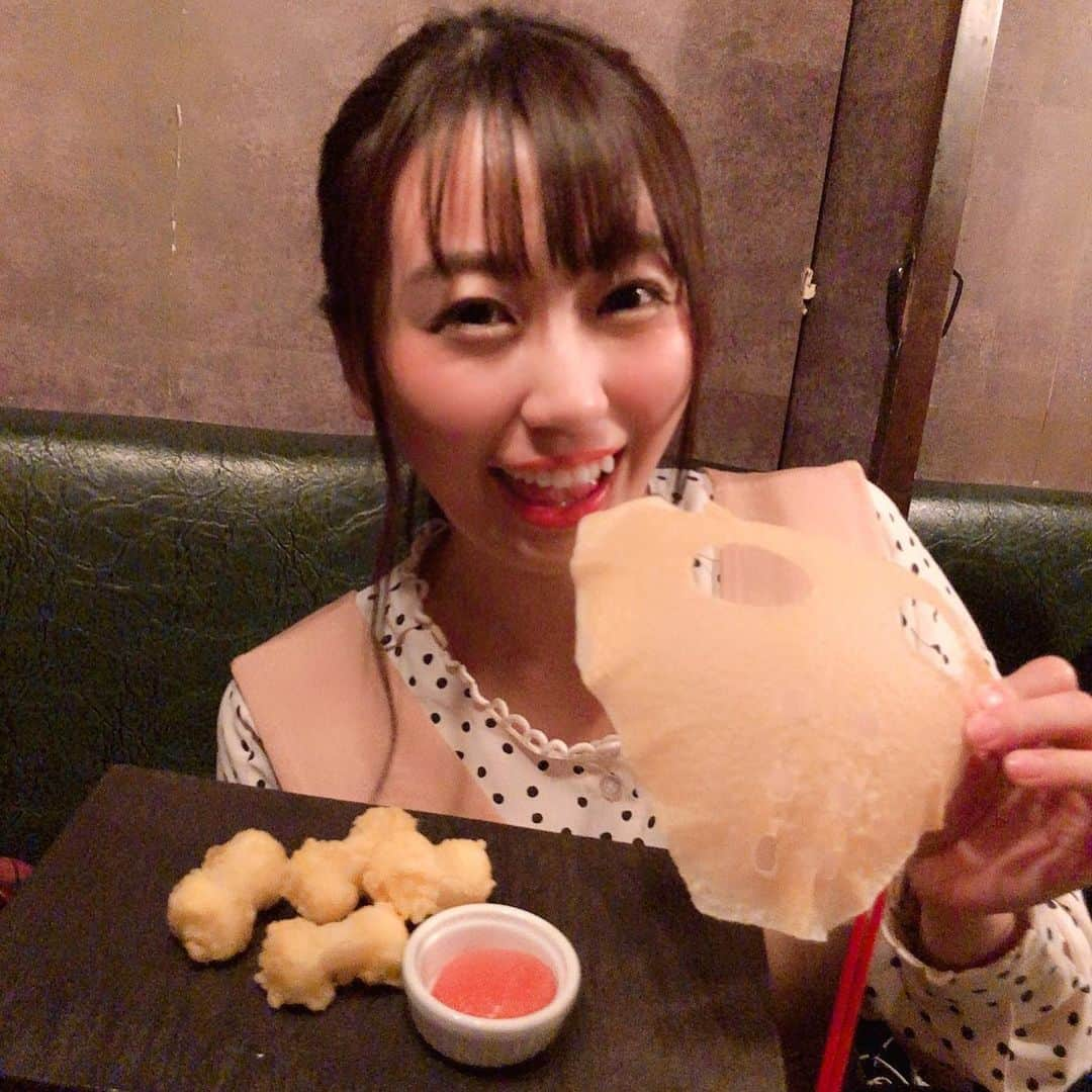 楠木まゆさんのインスタグラム写真 - (楠木まゆInstagram)「楠木まゆ監修メニュー❤ それぞれ監修したメンバーがメニュー名考えたから結構癖あるし長いのに店員さんはしっかり略さず言ってくれて感動しました🥺有難いです🥺ありがとうございます。そしてちょっと言うには恥ずかしいメニュー名付けてすみません。笑 これはLOVE is ALL天ぷら(自分自身が略してる)(もちチーズ明太天ぷら)(最強すぎない？)なんだけど、これも、元気種☆回鍋肉(こちらも略してる本当はもっと長い)も本当に美味しかった！まじで！食べて！お願い！ 1メニュー注文毎に1枚ずつキラカードが引けるんだけど1発で自引きしました！笑 これも楽しい要素の1つだからぜひ推しメンを！そして仮面女子コンプしてみてください🥳🥳 そしてロックアップアドベンチャーを頼んでコラボソングもDLしてみてください！🍹 楠木まゆ推しさん、仮面女子推しさん行くよね？行った方がいいよ🥺行こうね！ #長くなった  #thelockup #ロックアップ #コラボメニュー #監修メニュー #コラボソング #仮面女子 #ぜひ行ってください #❤️ #☠」6月8日 0時32分 - kusunoki__mayu