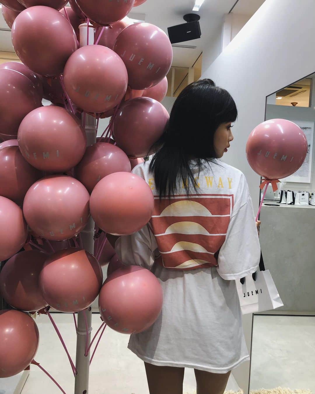 Juriさんのインスタグラム写真 - (JuriInstagram)「今日はLaforet Private Partyでした🌷 テーマは Be-Pink . Juemi Syncretic 店内の装飾は @lumiere_1102 に依頼させていただきました。 スムーズな打ち合わせから、お客様にバルーンをプレゼントしたい要望まで答えていただき、 とってもステキなパーティになりました💞💞 ロゴ入りバルーンは人気でしたが ちゃっかり自分の分をゲット🤩 . #juemi #juemisync #ダスティピンク」6月8日 0時38分 - juritakiguchi