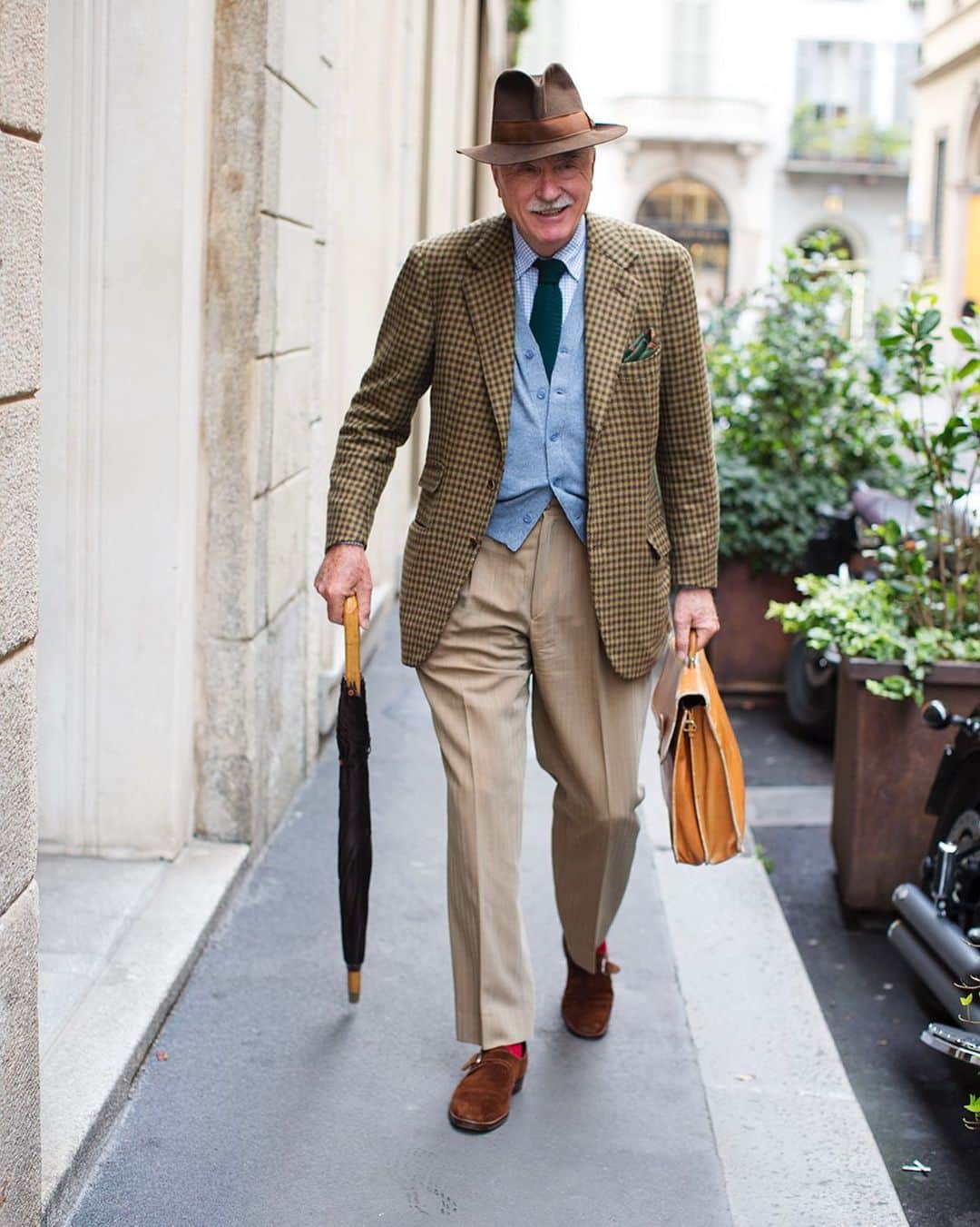 スコット・シューマンのインスタグラム：「A walk in Milan with The Master Of Style Luciano Barbera! Milan (of course)」