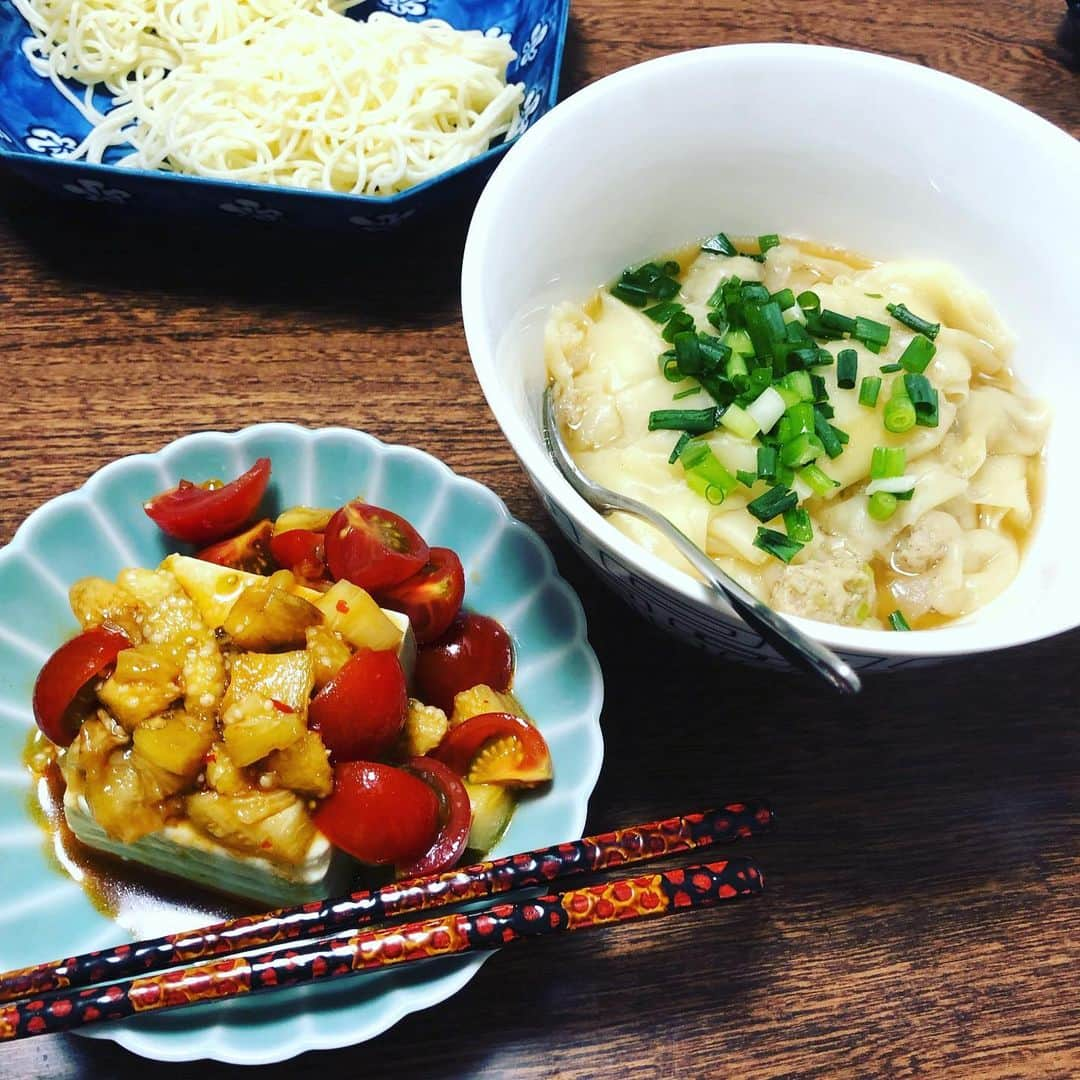 久保ミツロウさんのインスタグラム写真 - (久保ミツロウInstagram)「Netflixで「レイチェルのパリの小さなキッチン」を観てたら、ちょっと雑なとこもありながら元気に狭いキッチンで料理する姿が面白い。他の海外ドラマとか見てるとキッチンとか大体広くて羨ましいな〜って思っちゃうけど、よく考えると自分は広い部屋をセンス良く使える気がしない。狭いキッチンで工夫していく方が自分の性分には合っているのかもな〜とか色々妄想。 今日は少し余ってたマスタードの瓶に長崎のレモン一個分絞ってヴィネガーとひまわり油と塩も入れて蓋して瓶ごとシェイクして作ったドレッシングが美味しかった！旬なヤングコーンとも合う。 ひまわり油はレイチェルがよく拘って使ってたから真似して買った。さらっとしてて野菜の味が前に出る？かな。オリーブ油ばっか使いすぎてたけど、フランス料理の本読むとサラダ油が良く出てくる意味がやっと分かった気が。 そうそう、フランス料理の本とかにもよく出てくる楕円形の小皿欲しい。代用品としてグラタン皿使い始めたけどなかなか便利。」6月8日 0時46分 - kubomitsurou