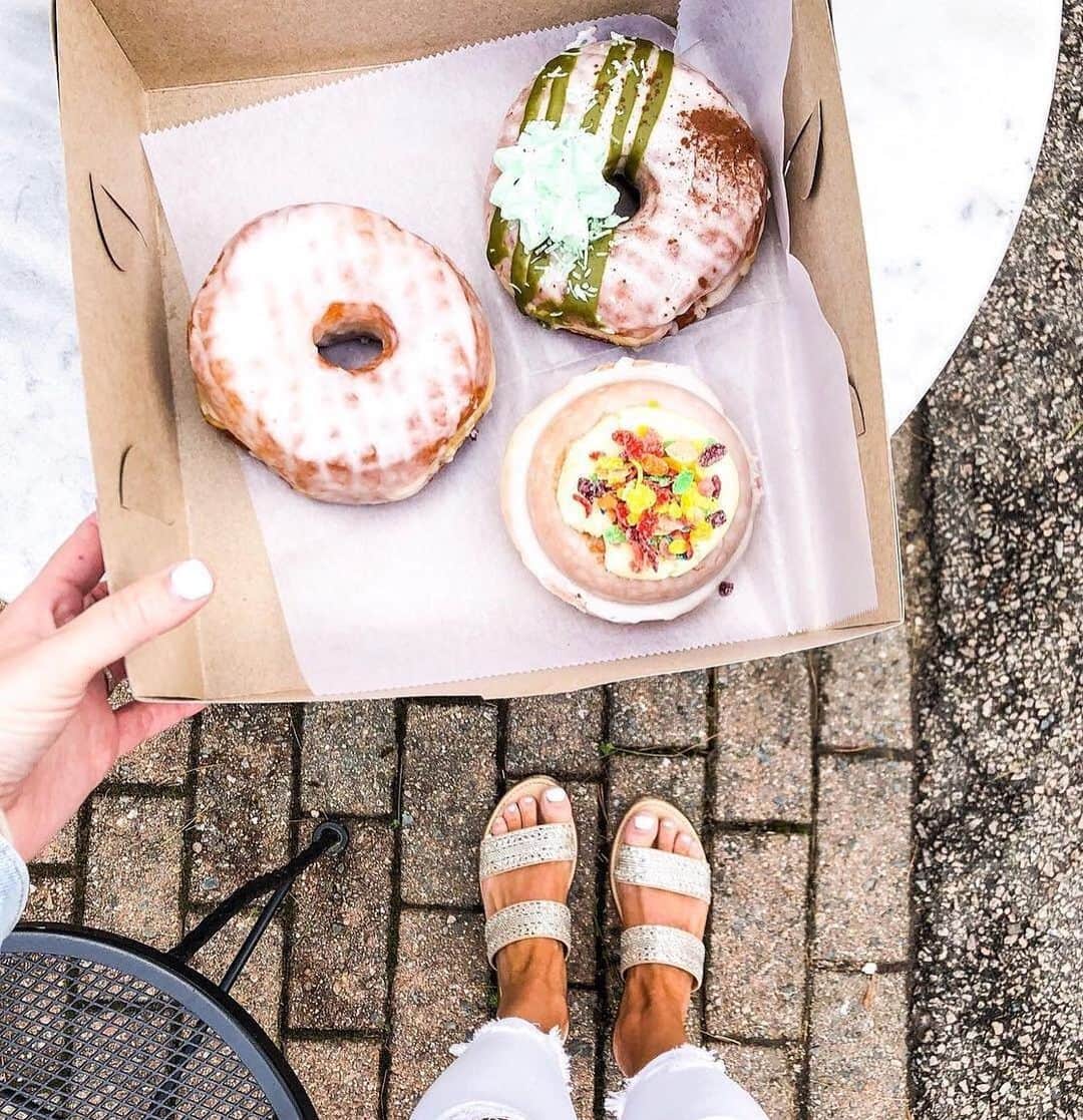 Target Styleのインスタグラム：「On this #NationalDonutDay, are you sharing or not sharing? 😉 📷: @rosesandrainboots」