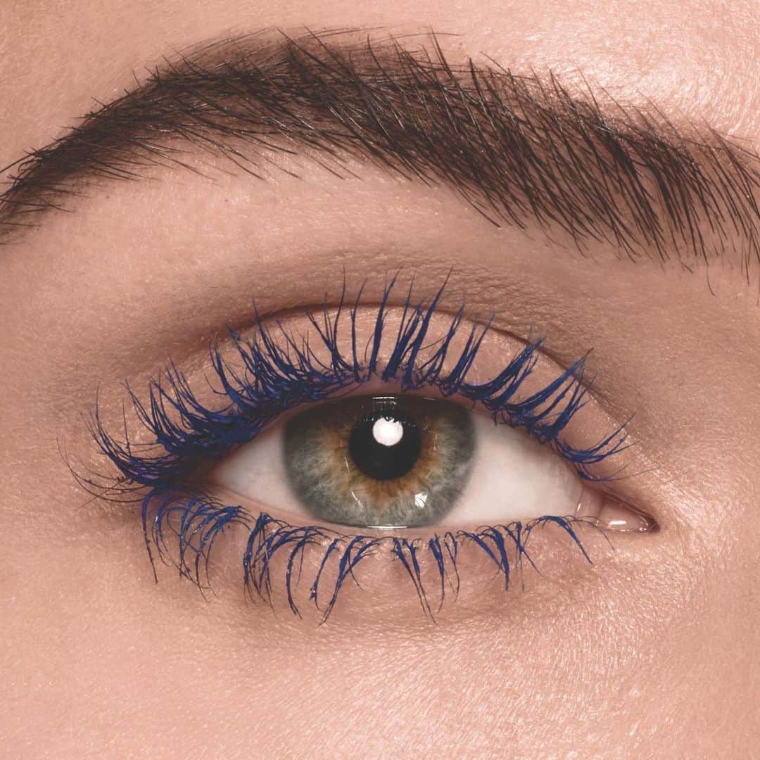 Maybelline New Yorkさんのインスタグラム写真 - (Maybelline New YorkInstagram)「Leave a 💙 below if you’re into this blue lash look! Get it with #snapscara in the shade ‘deja blue’. #mnyitlook」6月8日 0時52分 - maybelline