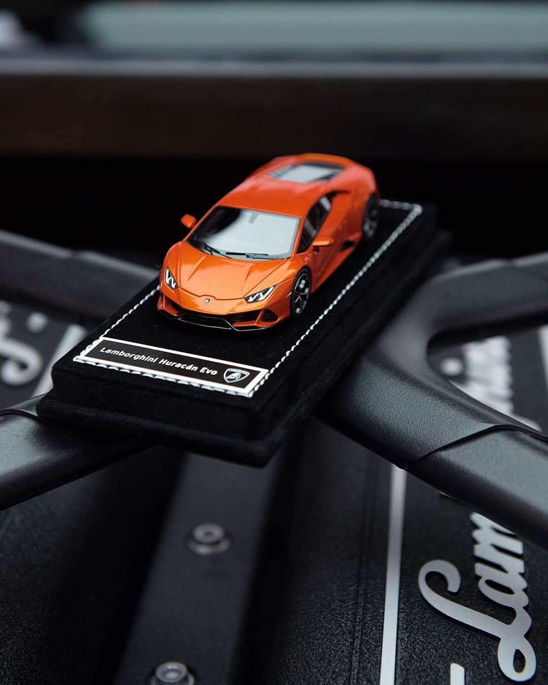 のインスタグラム：「Perfection in scale. The Huracán EVO 1:43 collectors scale model is now available only on Lamborghinistore.com. Make it yours right now!」
