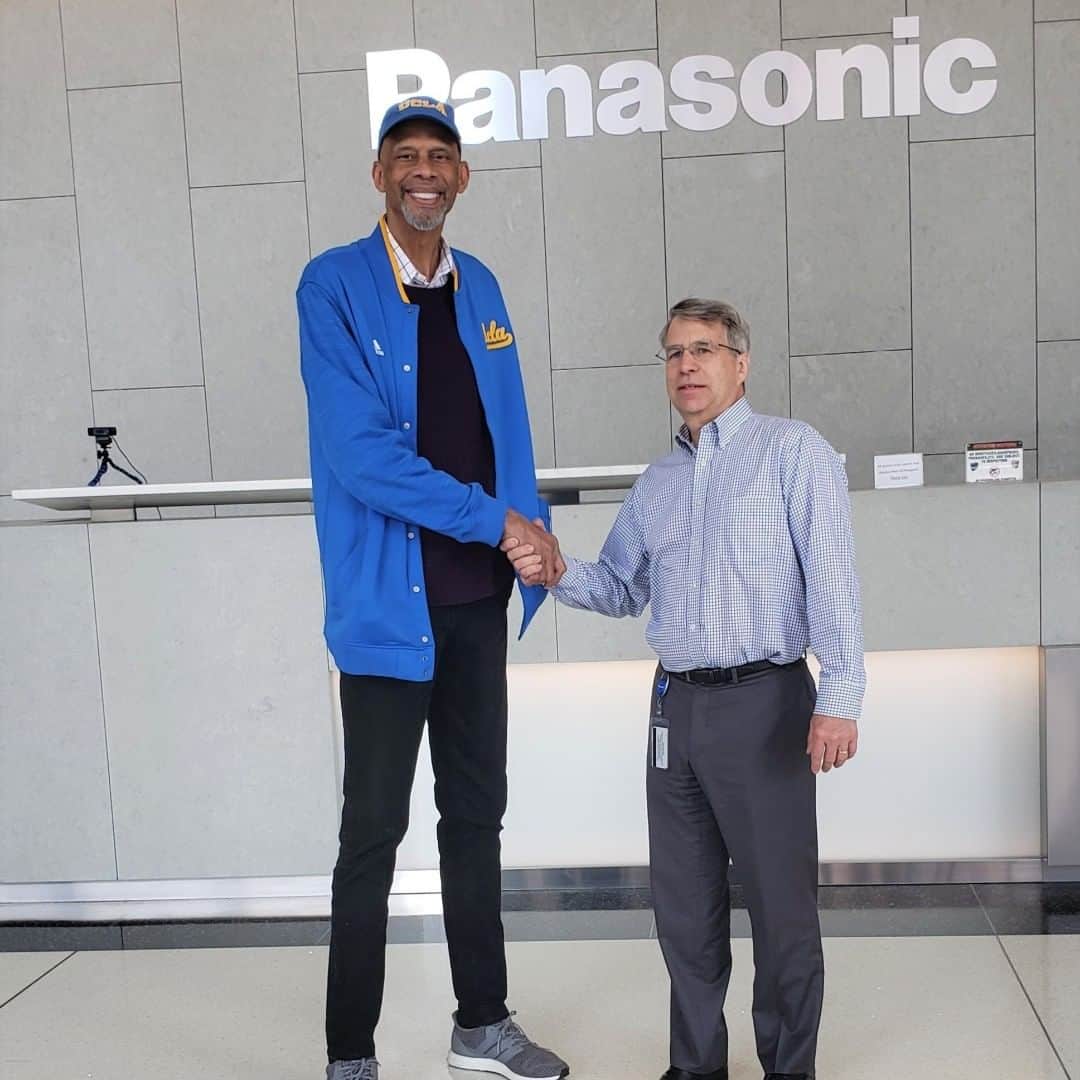 Panasonicさんのインスタグラム写真 - (PanasonicInstagram)「It’s hard to miss 🏀 legend @kareemabduljabbar_33! He stopped by our Newark headquarters yesterday and even toured our Innovation Center with our CEO Tom Gebhardt.」6月8日 0時55分 - panasonic