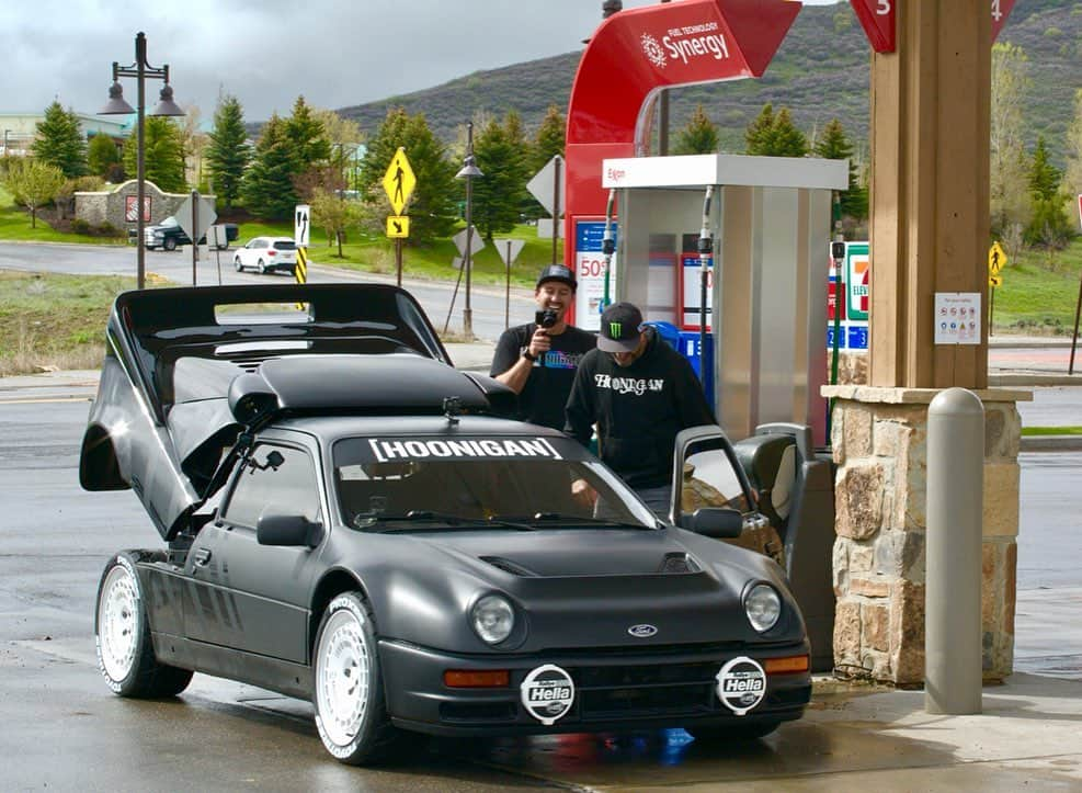 ケン・ブロックさんのインスタグラム写真 - (ケン・ブロックInstagram)「Just two dudes (@forest_duplessis and myself) trying to gas up a 1986 Group B rally car at the local service station. Totally normal day in Park City. Ha. Watch me blow the dust off of my @Ford RS200 as I take it on an adventure to Salt Lake City for the Nitro World Games press conference in this week’s episode on my YouTube channel. (link in my bio) #overlycomplicatedfillingprocedure #RS200 #killerB」6月8日 0時56分 - kblock43