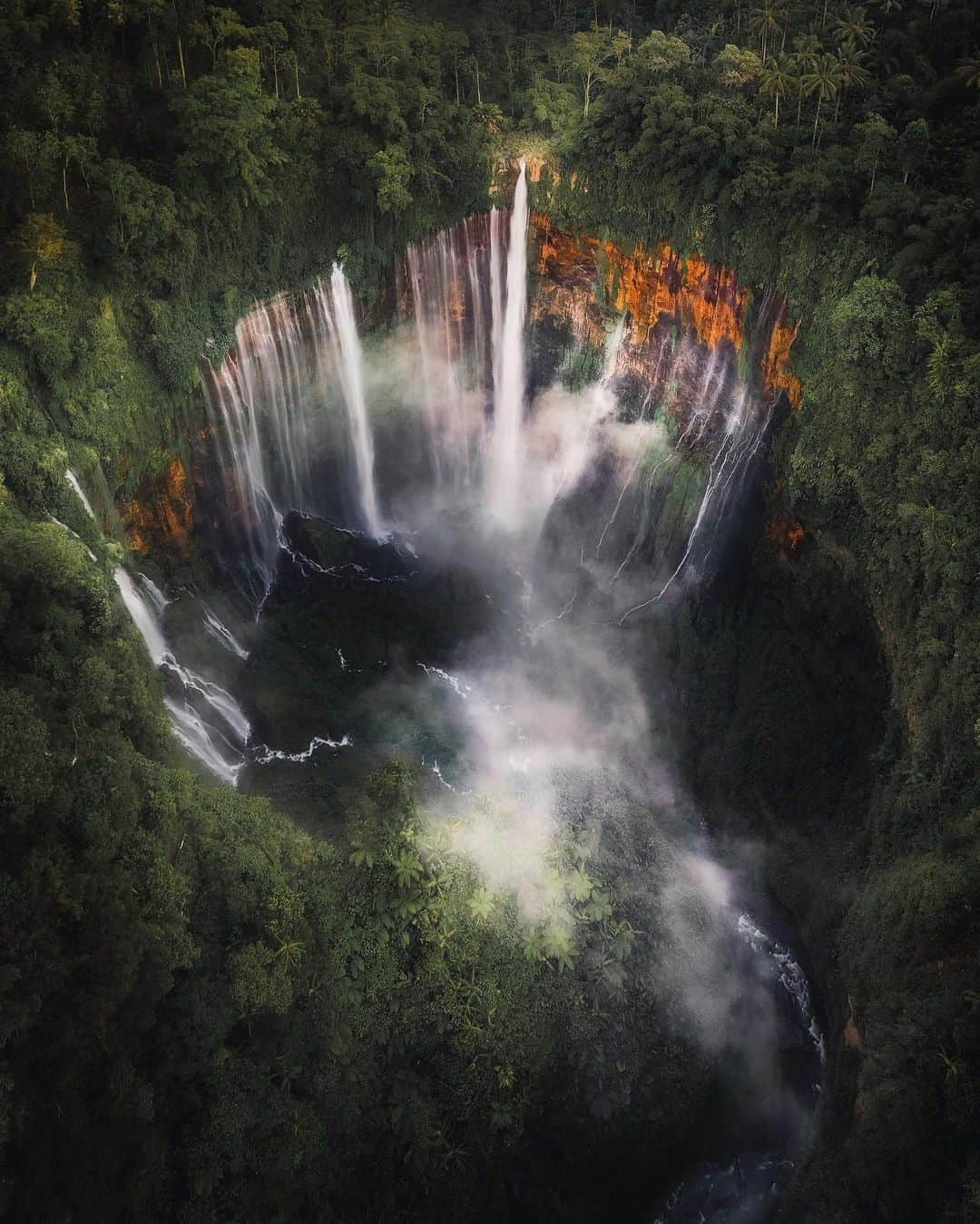 Discoveryさんのインスタグラム写真 - (DiscoveryInstagram)「“Tumpak Sewu has to be the most majestic waterfall I’ve ever seen.” 📸 + caption by Luke Stackpoole (@WithLuke) . . . . #photography #photooftheday #explore #naturephotography #nature #potd #travelIG #waterfall #waterfalls #TumpakSewuWaterfall #EastJava  #tgif」6月8日 1時00分 - discovery