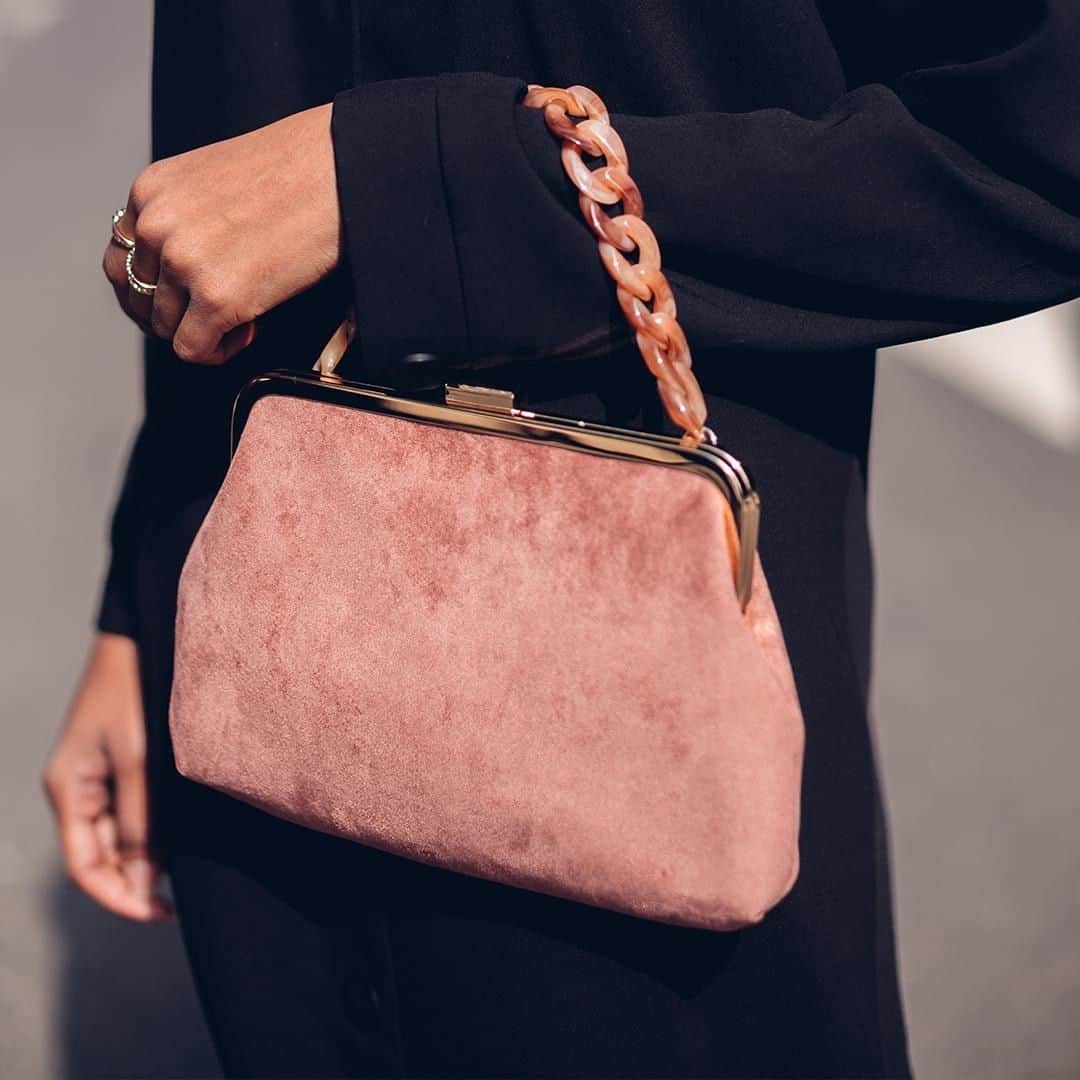 のインスタグラム：「Resin chain strap ✔️ Soft suedes fabrication ✔️ Sophisticated clip closure ✔️ This is THE occasion bag of the season, ticking off three key trends in one. Tap the link in our bio to shop. 📸: @trishnarawr @moeez 🔍: 7905857000 #Accessorize #Accessorizer」