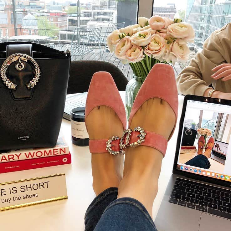 Jimmy Chooさんのインスタグラム写真 - (Jimmy ChooInstagram)「Step into the weekend in glamorous style this #FeetUpFriday with our GEE flats and MADELINE bucket bag. 📷 @gabrielehackworthy」6月8日 1時00分 - jimmychoo