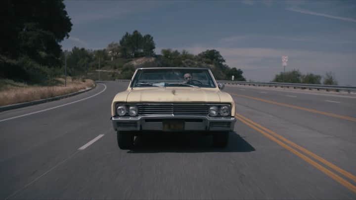 トーライ・ケリーのインスタグラム：「‘change your mind’ video out now!! 📽🥀 youtube.com/torikelly」