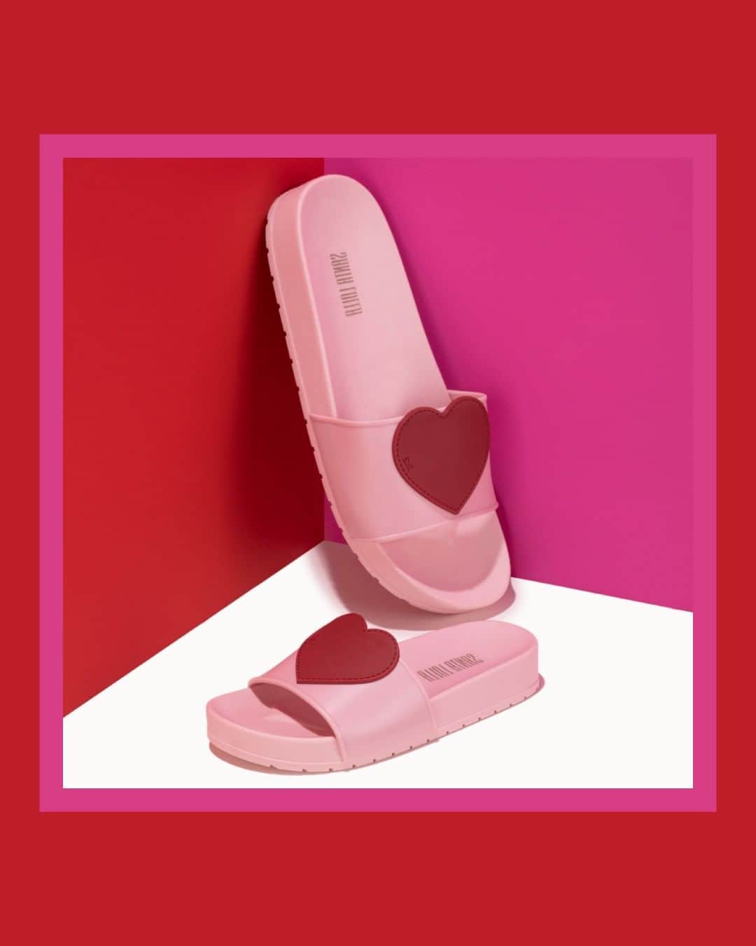 Santa Lollaさんのインスタグラム写真 - (Santa LollaInstagram)「As slides de 💕 chegam na versão adulta e infantil em uma combinação de cores fashionista. O tipo de presente que não tem erro! [ Infantil: R$89,90 | Adulto: R$99,90 ] #santalollainv19 #SLFun #slides」6月8日 1時01分 - santa_lolla