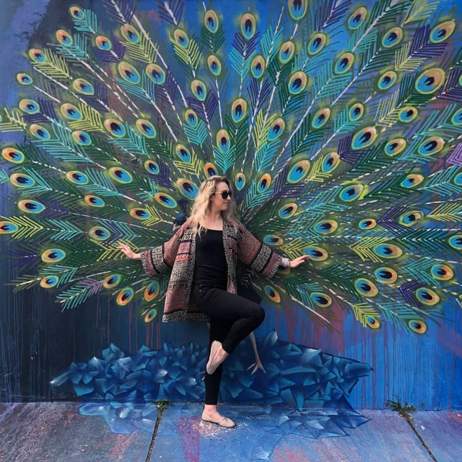 アレクシ・ギレスのインスタグラム：「Street art of Beco do Batman . 💚🎨🦇🕷🇧🇷💙 * * * #becodobatman #becodobatmansp #streetart #batman #spiderman #peacock #blue #green #peacockfeathers #gorgeous #beautiful #fun #brazil #saopaulo #travel #travellife #tourlife #tour #wander #wanderer #cool #art #smile #superhero」