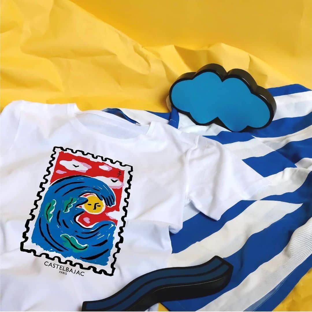 のインスタグラム：「Êtes-vous prêt(e) à affronter les 4 éléments ? Bravez le quotidien avec nos nouveaux modèles Cool'orés issus de notre nouvelle collection capsule mensuelle de Juin !  RDV vite sur notre e-shop pour découvrir TOUS les modèles Element'Air ☀ (lien en bio)  Are you ready to face the four elements? Brave the dailylife with our new Cool'ored products from our new monthly capsule collection of June!  RDV now on our e-shop to discover ALL the collection Element'Air ☀ (link in bio)  #Castelbajac #Happyculture  #Castelbajac #Paris #Happy #Arty #Colored #Newcollection #Newin #elementAir」